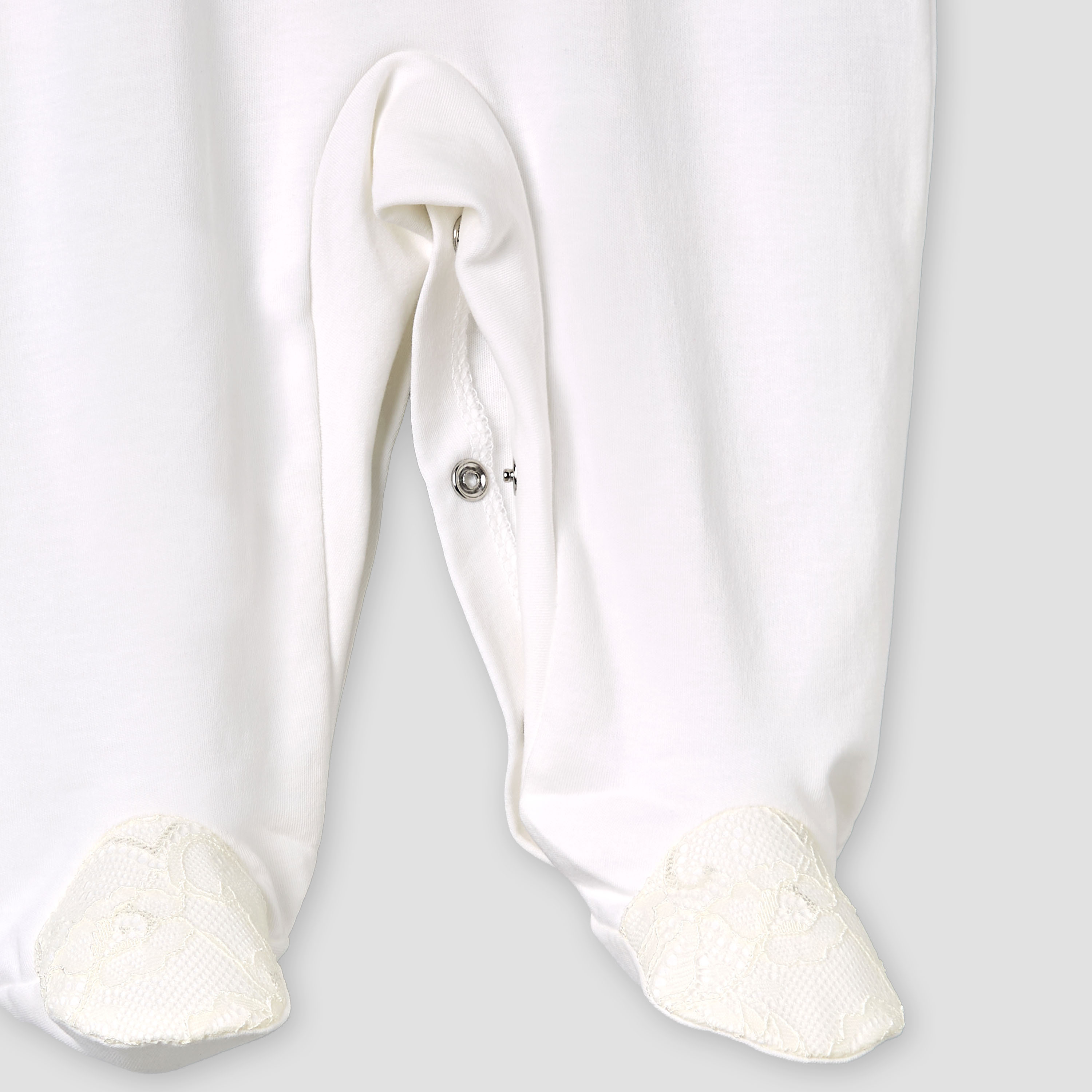 بدلة نوم بياقة بيتر بان وأكمام طويلة وتفاصيل دانتيل من جيجلز-baby-girls-clothing-nightwear-sleepsuits-image-5