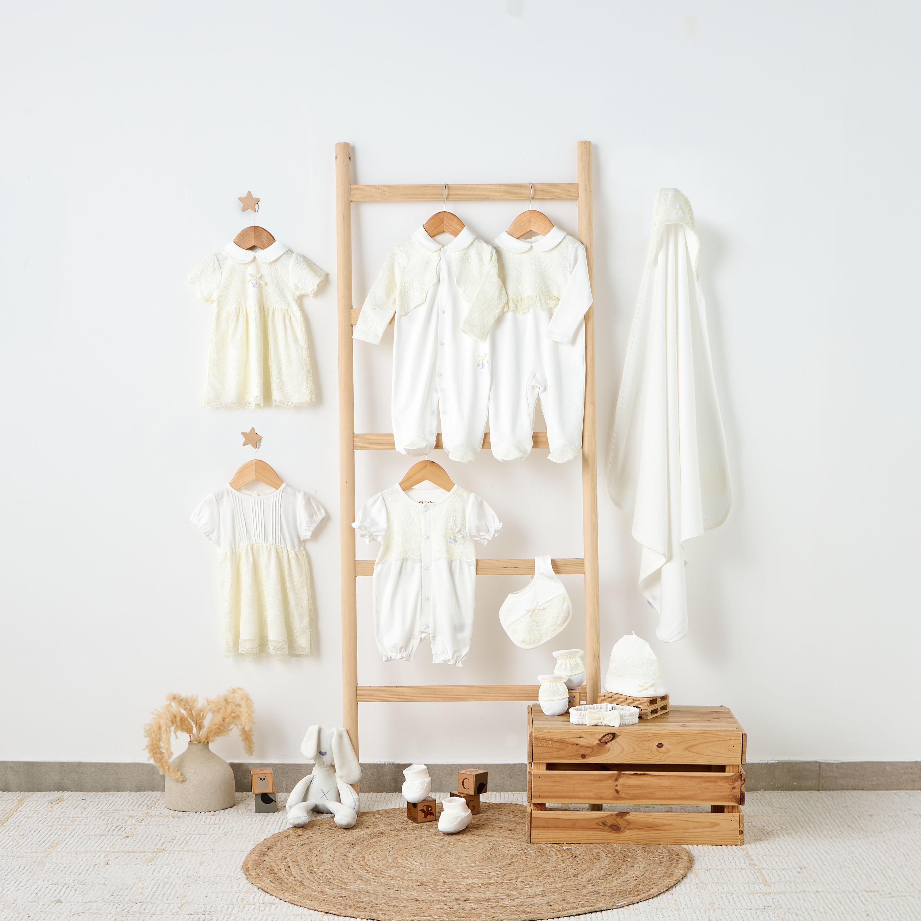 بدلة نوم بياقة بيتر بان وأكمام طويلة وتفاصيل دانتيل من جيجلز-baby-girls-clothing-nightwear-sleepsuits-image-6