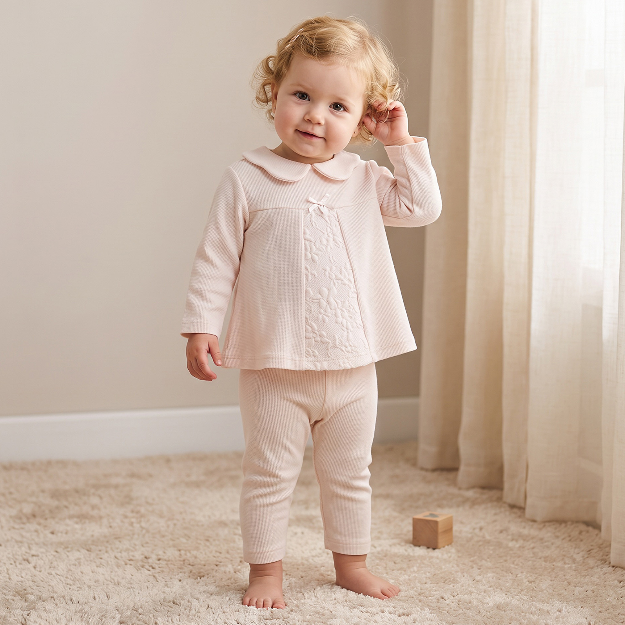 طقم بيجاما بياقة بيتر بان وأكمام طويلة وتفاصيل فيونكة من جيجلز-baby-girls-clothing-winterwear-pyjamasets-image-1