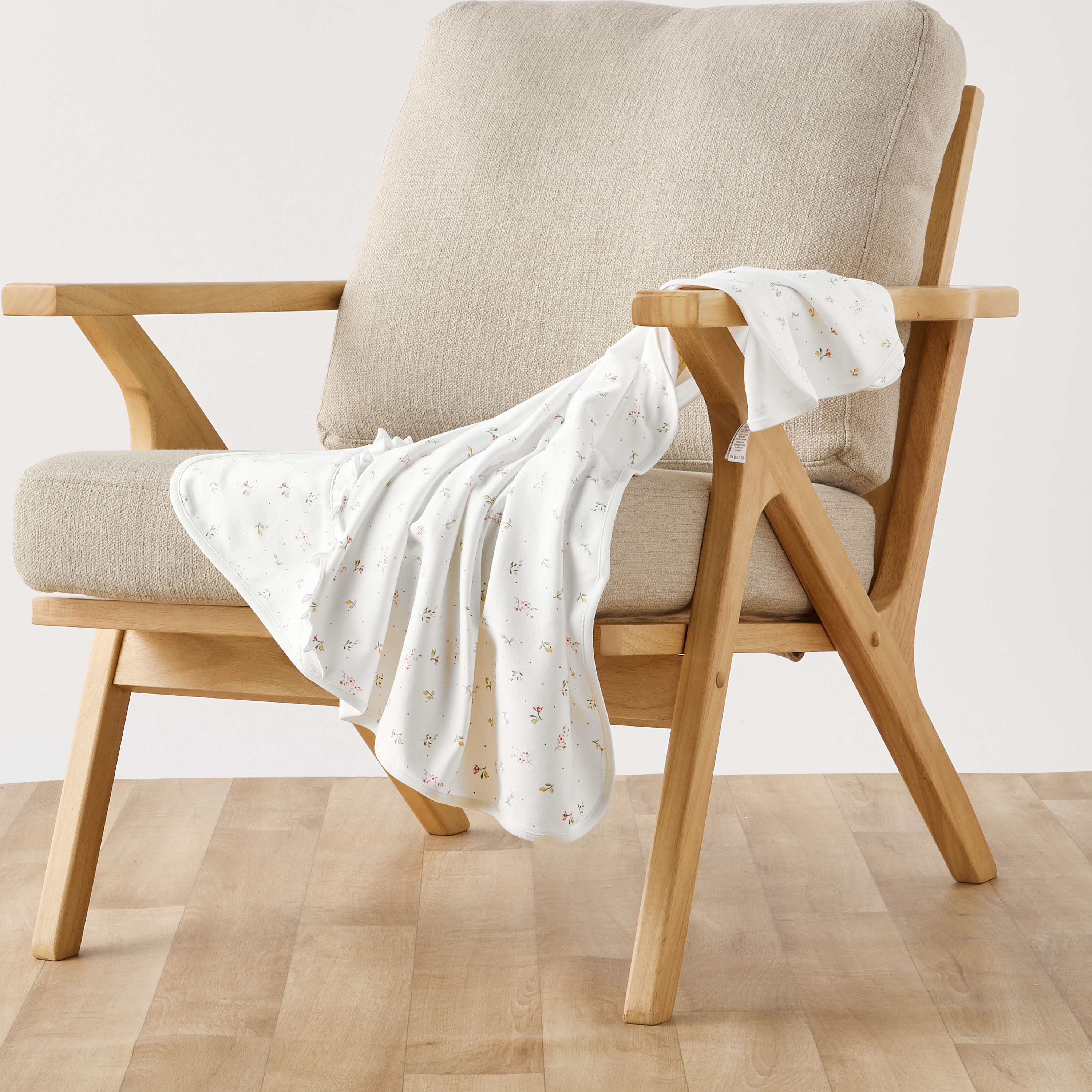 بطانية حديثي ولادة بطبعات أزهار من جونيورز-baby-nursery-blanketsandswaddles-receivingblankets-image-2