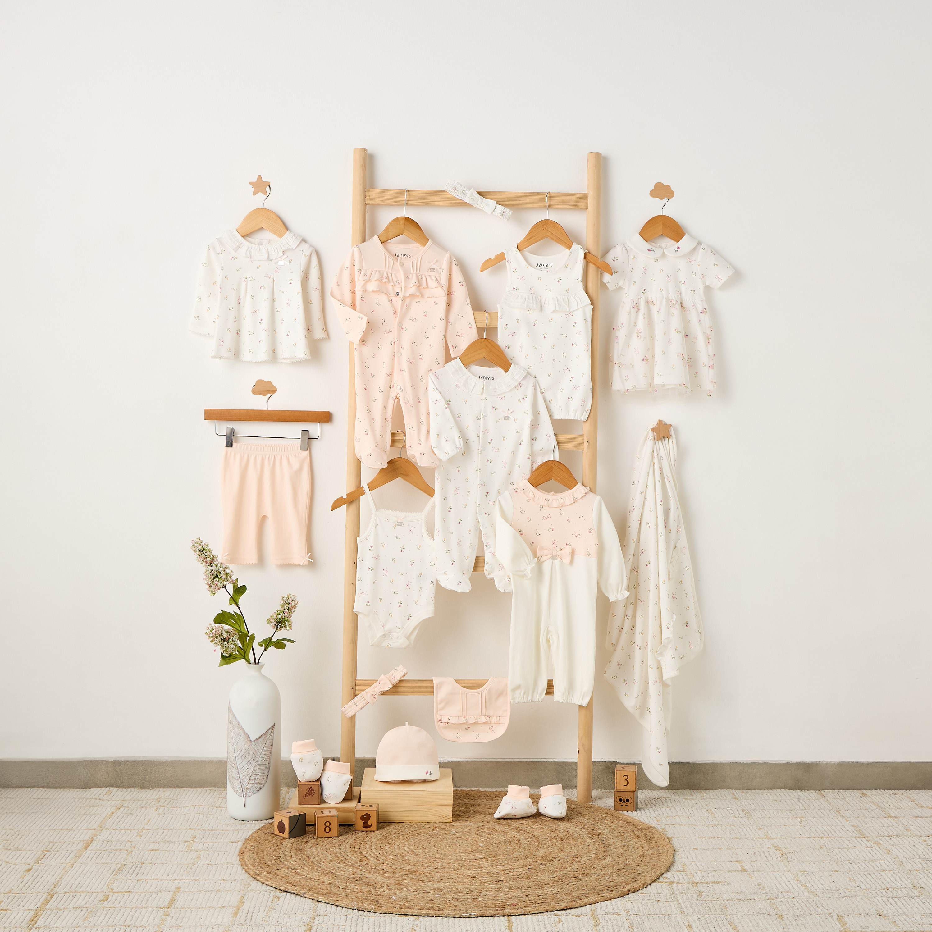 بطانية حديثي ولادة بطبعات أزهار من جونيورز-baby-nursery-blanketsandswaddles-receivingblankets-image-6