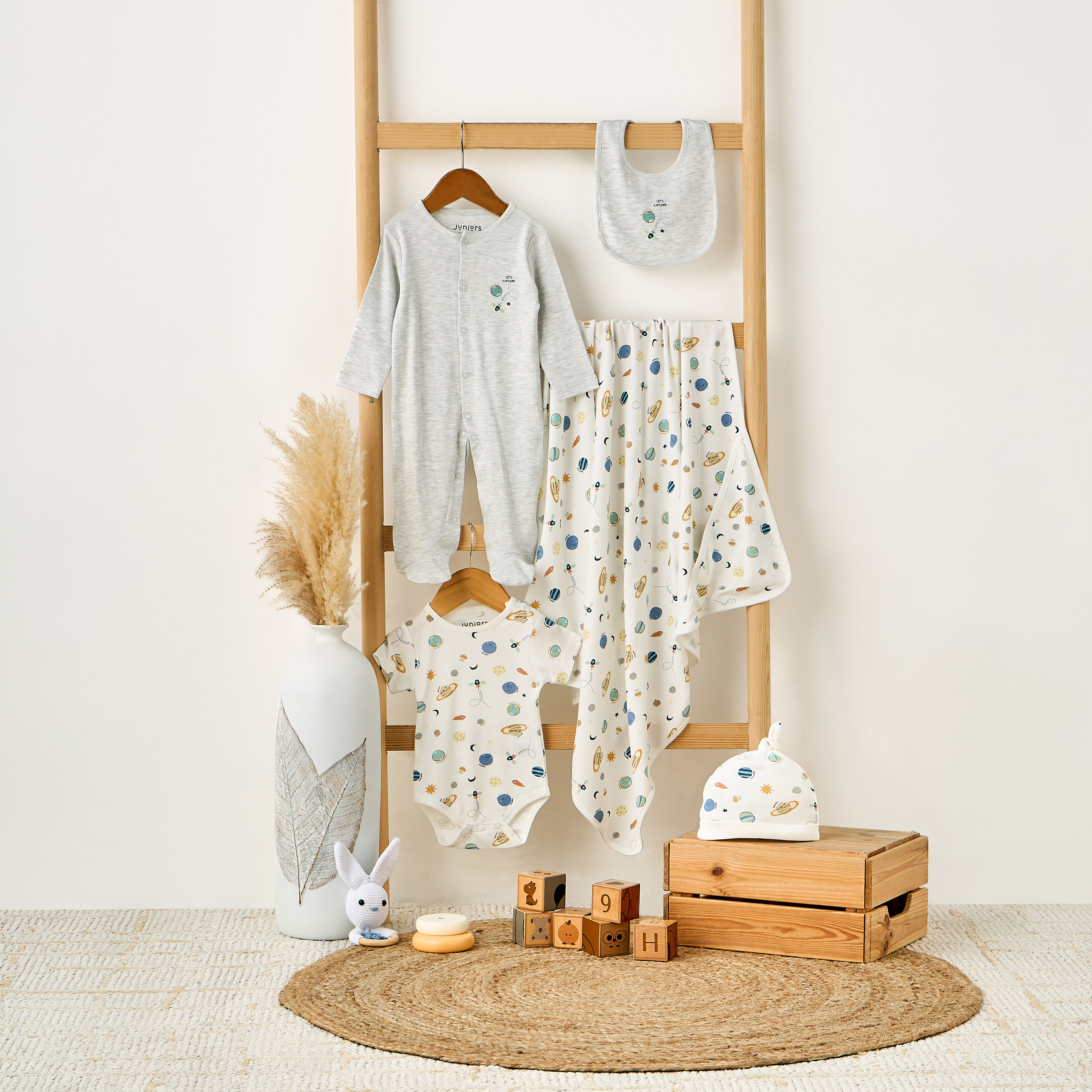 طقم هدايا ملابس بطبعات فضاء من جونيورز - 5 قطع-baby-boys-clothing-setsandcoords-image-10