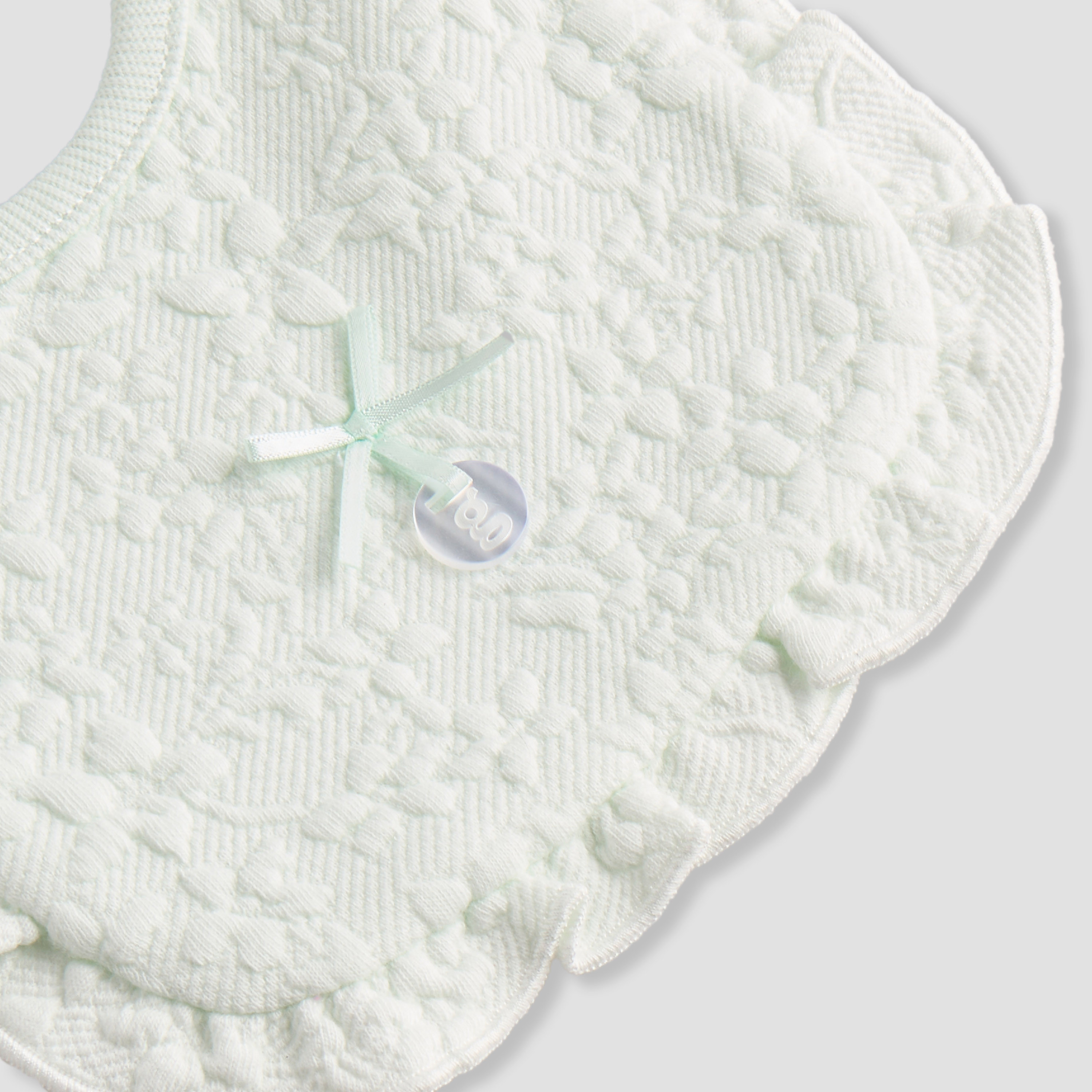 مريلة بحافة كشكش من جيجلز-baby-feeding-bibs-image-3