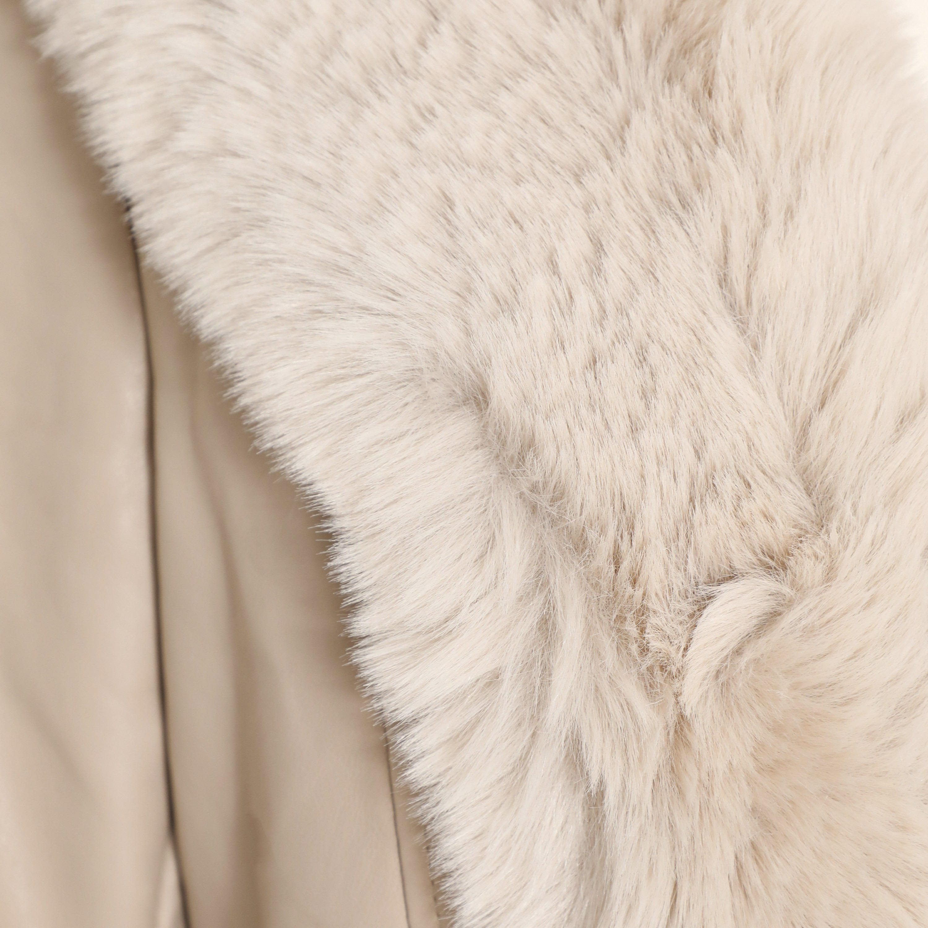 جاكيت ذو طية الصدر ومزين بزخرفة من الفرو من كويز-women-winterwear-coatsandjackets-jackets-image-3