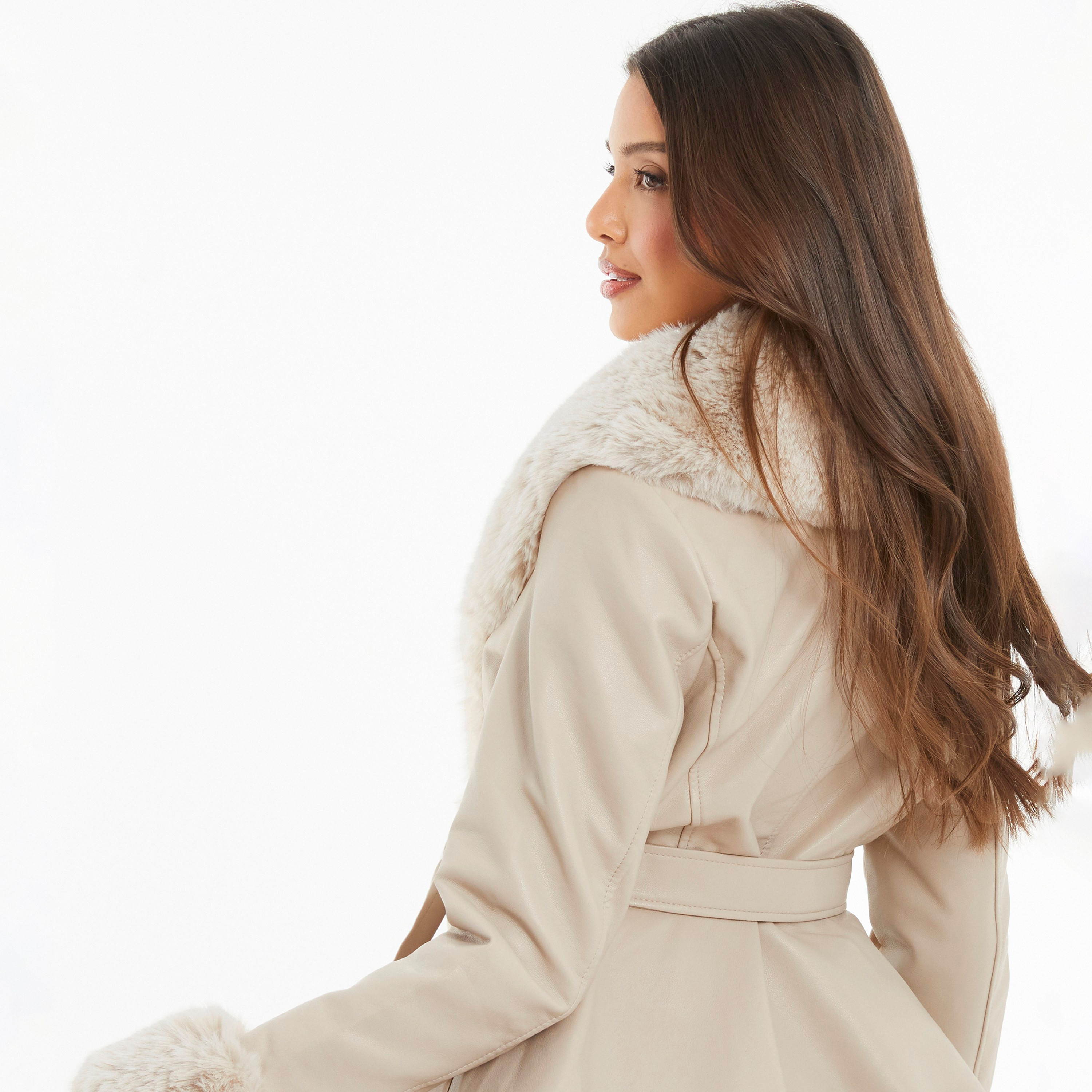 جاكيت ذو طية الصدر ومزين بزخرفة من الفرو من كويز-women-winterwear-coatsandjackets-jackets-image-4