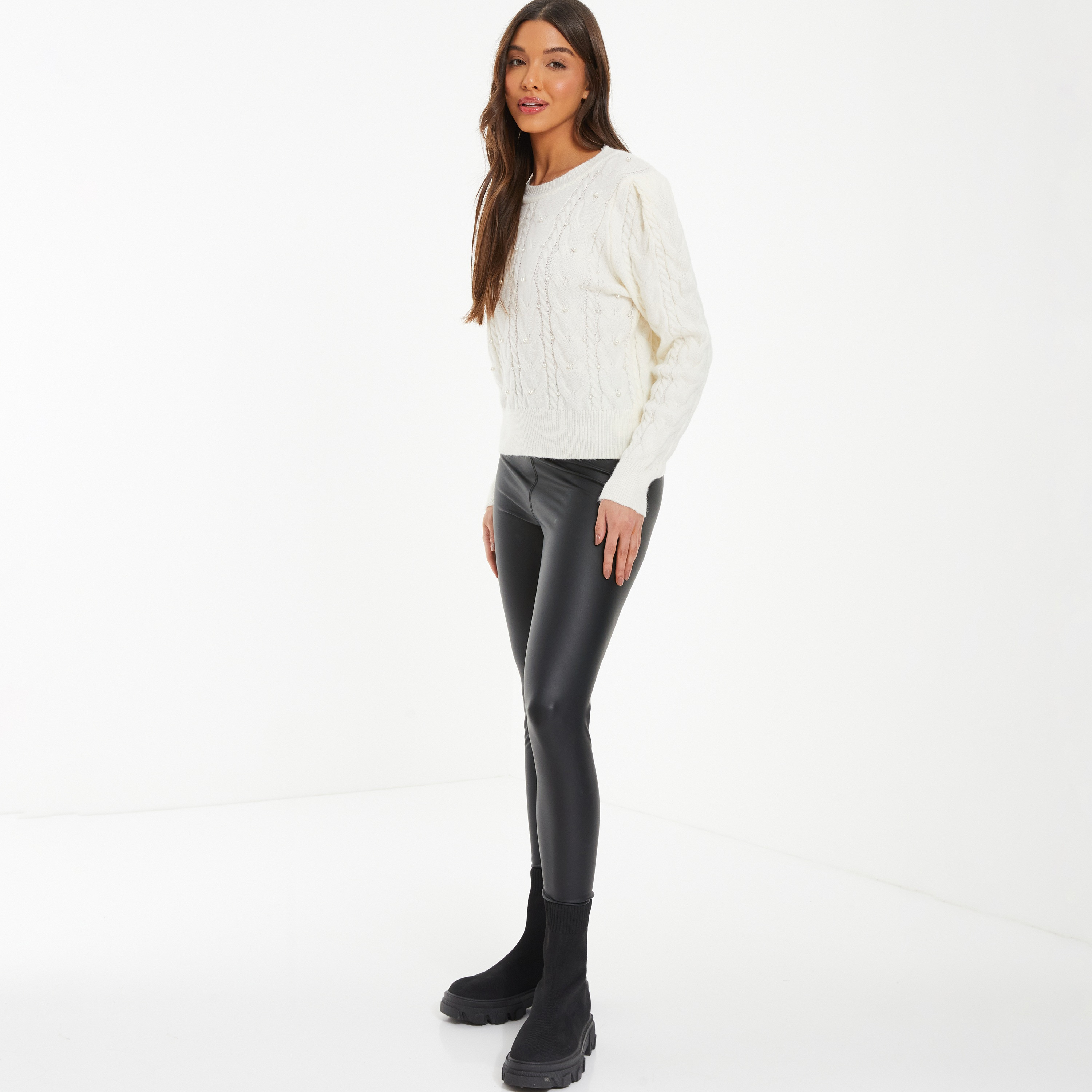 جامبر ذو محبوك ومضفر ورقبة دائرية ومزين بلؤلؤ من كويز-women-winterwear-cardigansandjumpers-jumpers-image-2