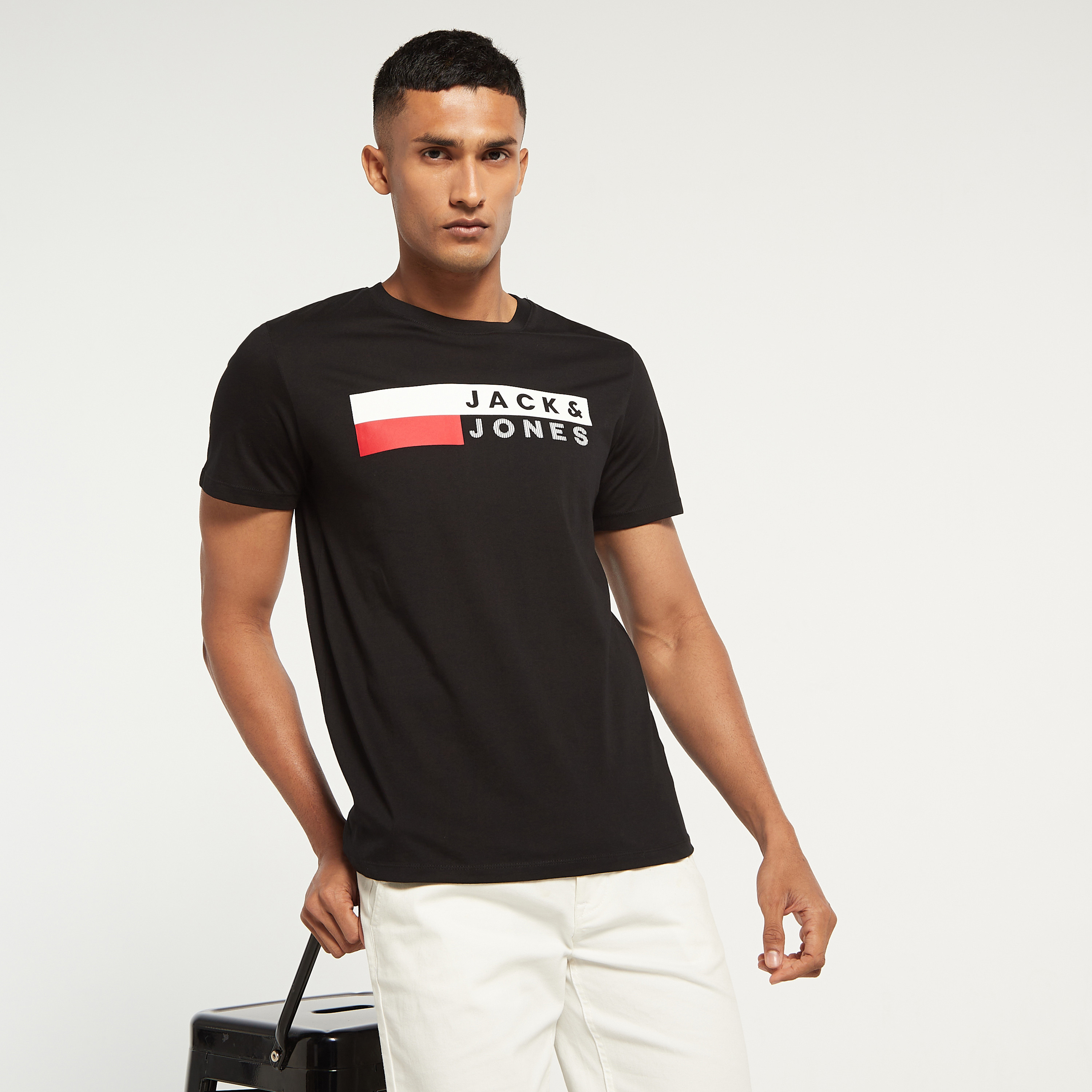 تي شيرت من جاك آند جونز مع شعار بأكمام قصيرة و ياقة مستديرة-men-clothing-tshirtsandpolos-tshirts-image-1
