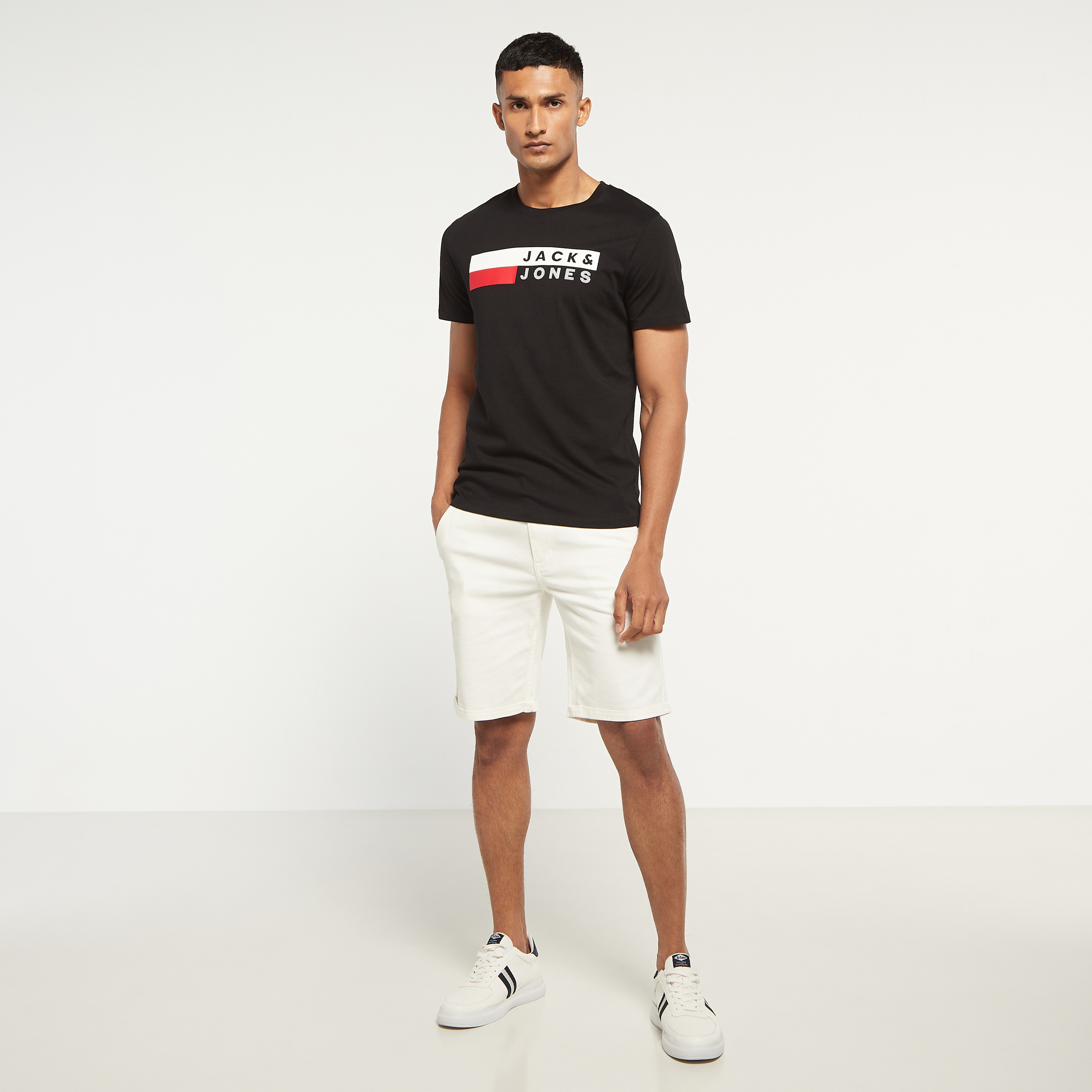 تي شيرت من جاك آند جونز مع شعار بأكمام قصيرة و ياقة مستديرة-men-clothing-tshirtsandpolos-tshirts-image-2