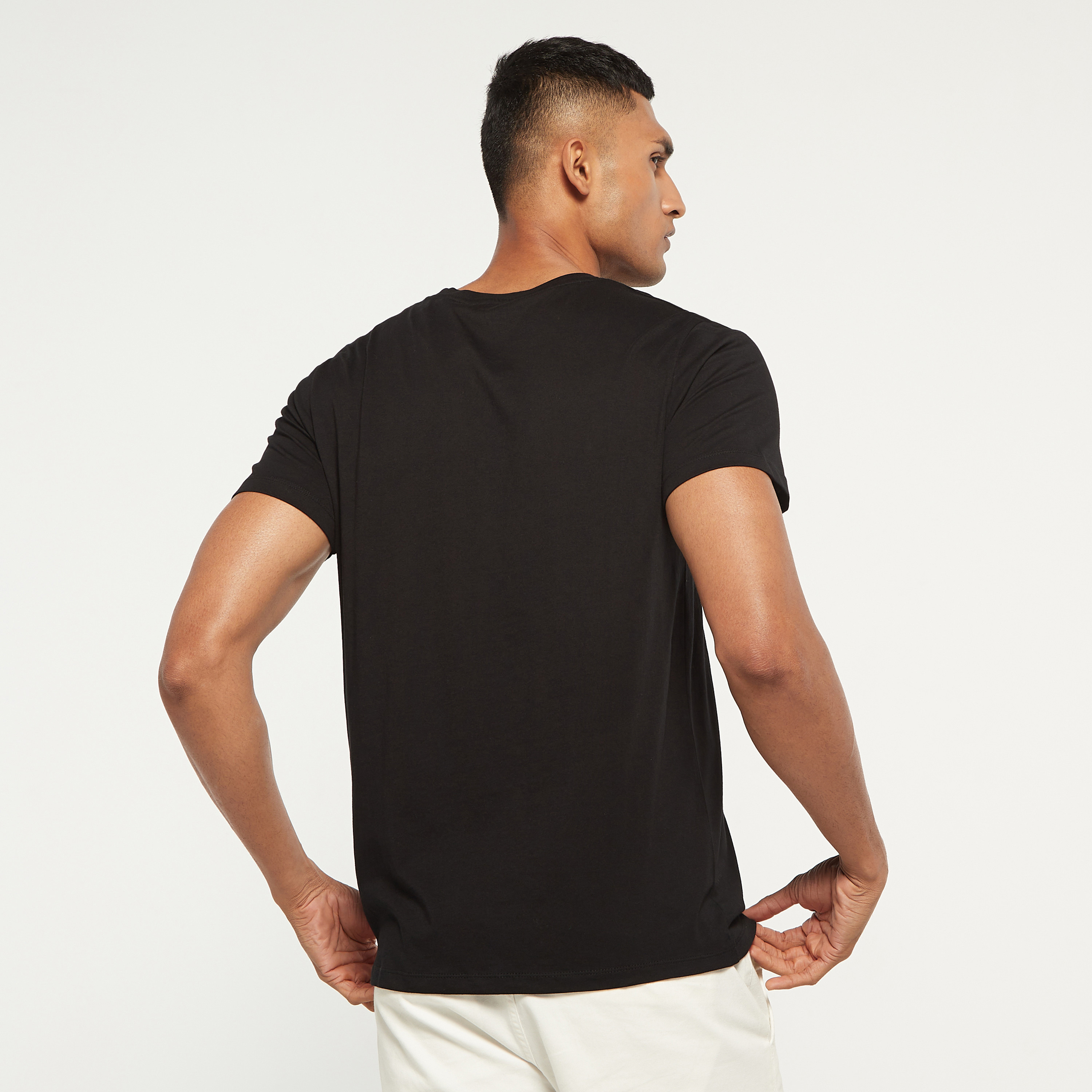 تي شيرت من جاك آند جونز مع شعار بأكمام قصيرة و ياقة مستديرة-men-clothing-tshirtsandpolos-tshirts-image-3