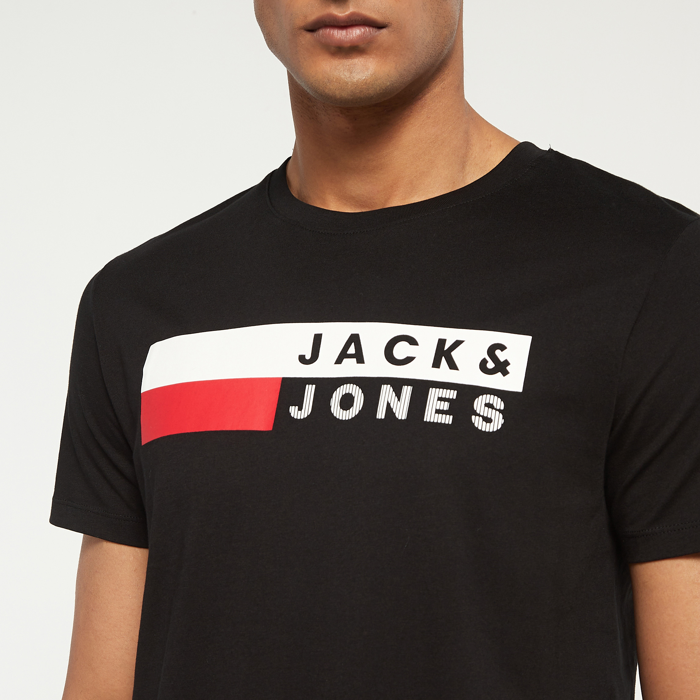 تي شيرت من جاك آند جونز مع شعار بأكمام قصيرة و ياقة مستديرة-men-clothing-tshirtsandpolos-tshirts-image-4