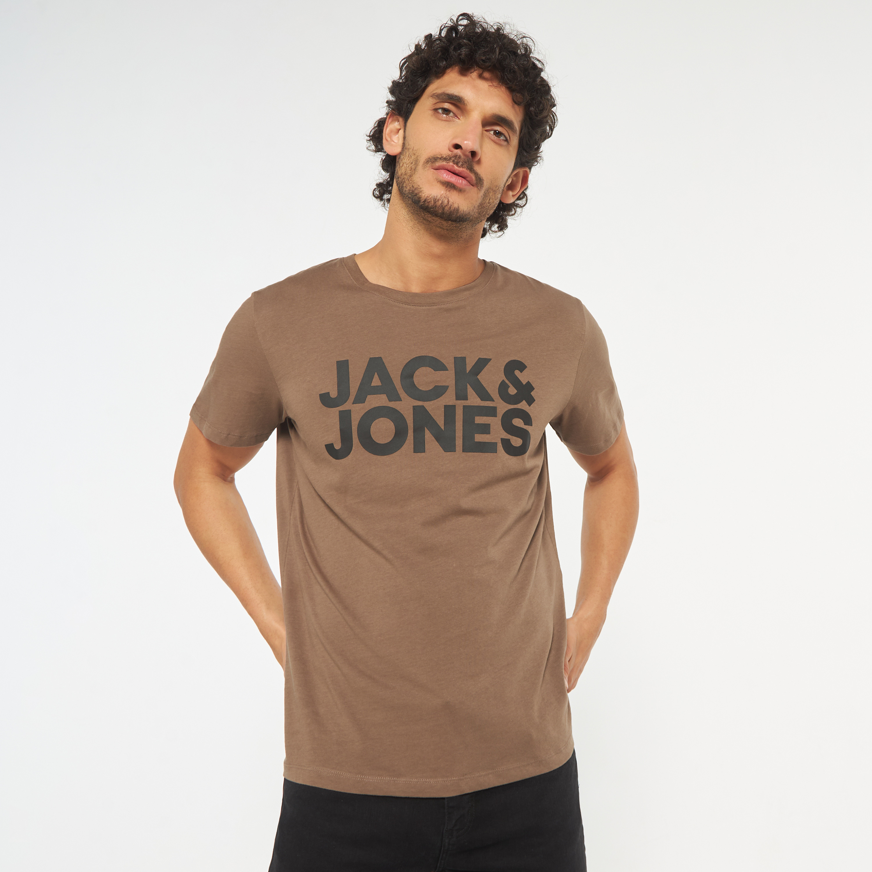 تي شيرت من جاك آند جونز مع شعار بأكمام قصيرة و ياقة مستديرة-men-clothing-tshirtsandpolos-tshirts-image-5