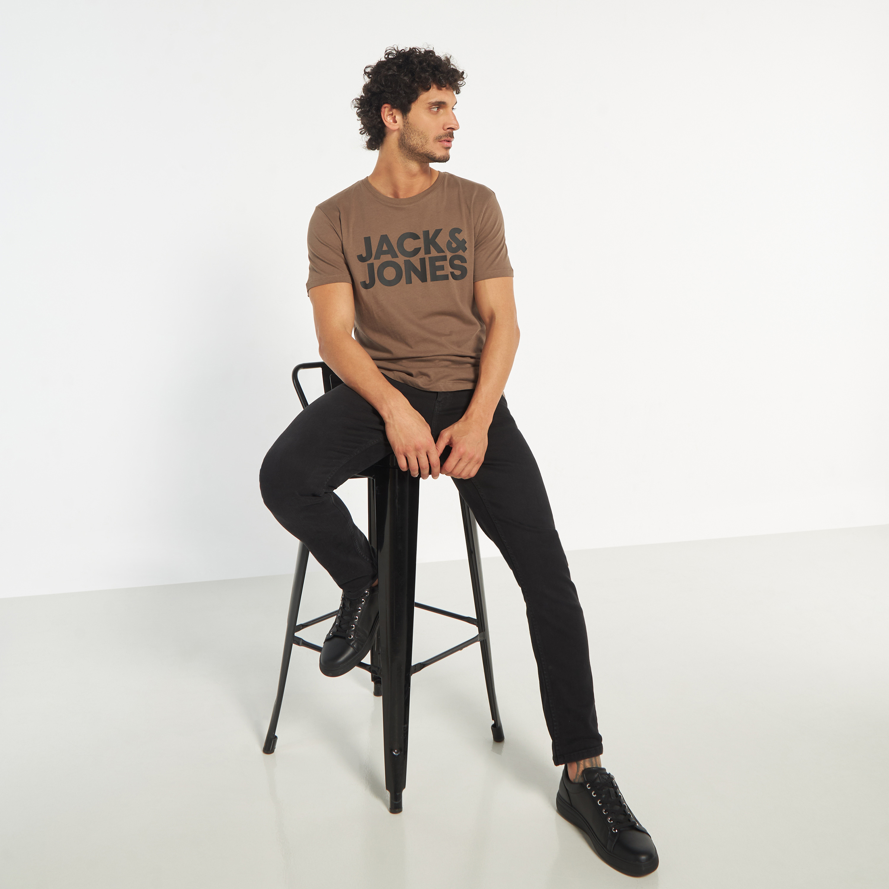 تي شيرت من جاك آند جونز مع شعار بأكمام قصيرة و ياقة مستديرة-men-clothing-tshirtsandpolos-tshirts-image-6