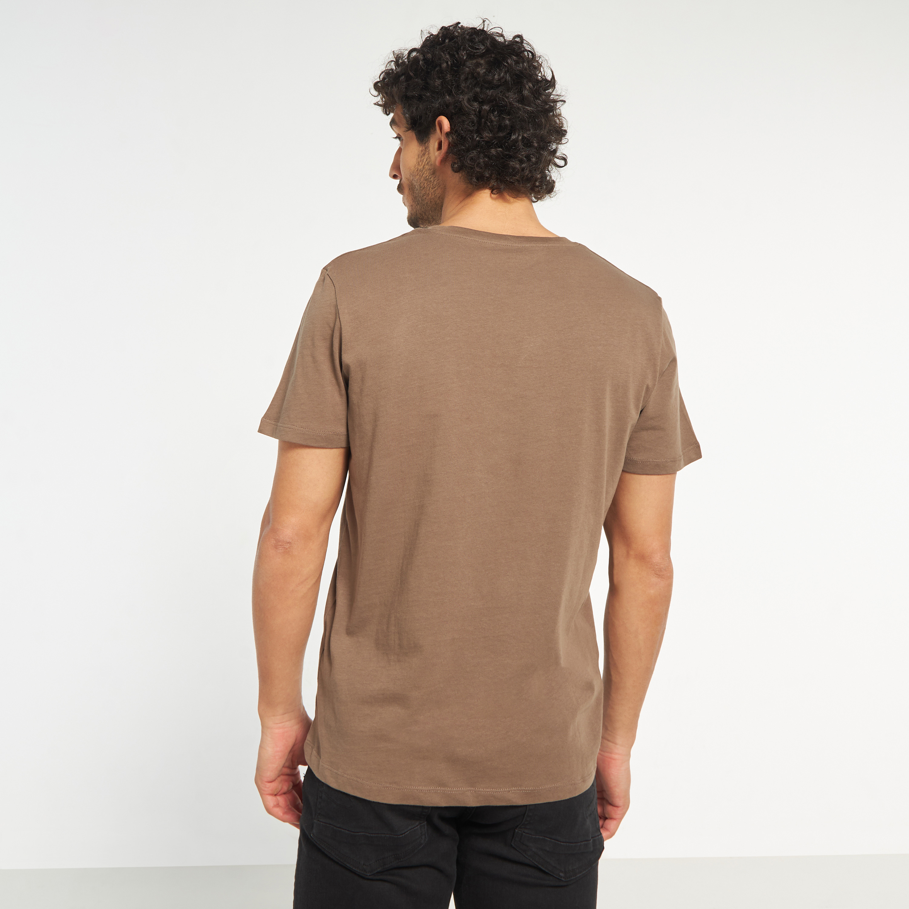 تي شيرت من جاك آند جونز مع شعار بأكمام قصيرة و ياقة مستديرة-men-clothing-tshirtsandpolos-tshirts-image-7