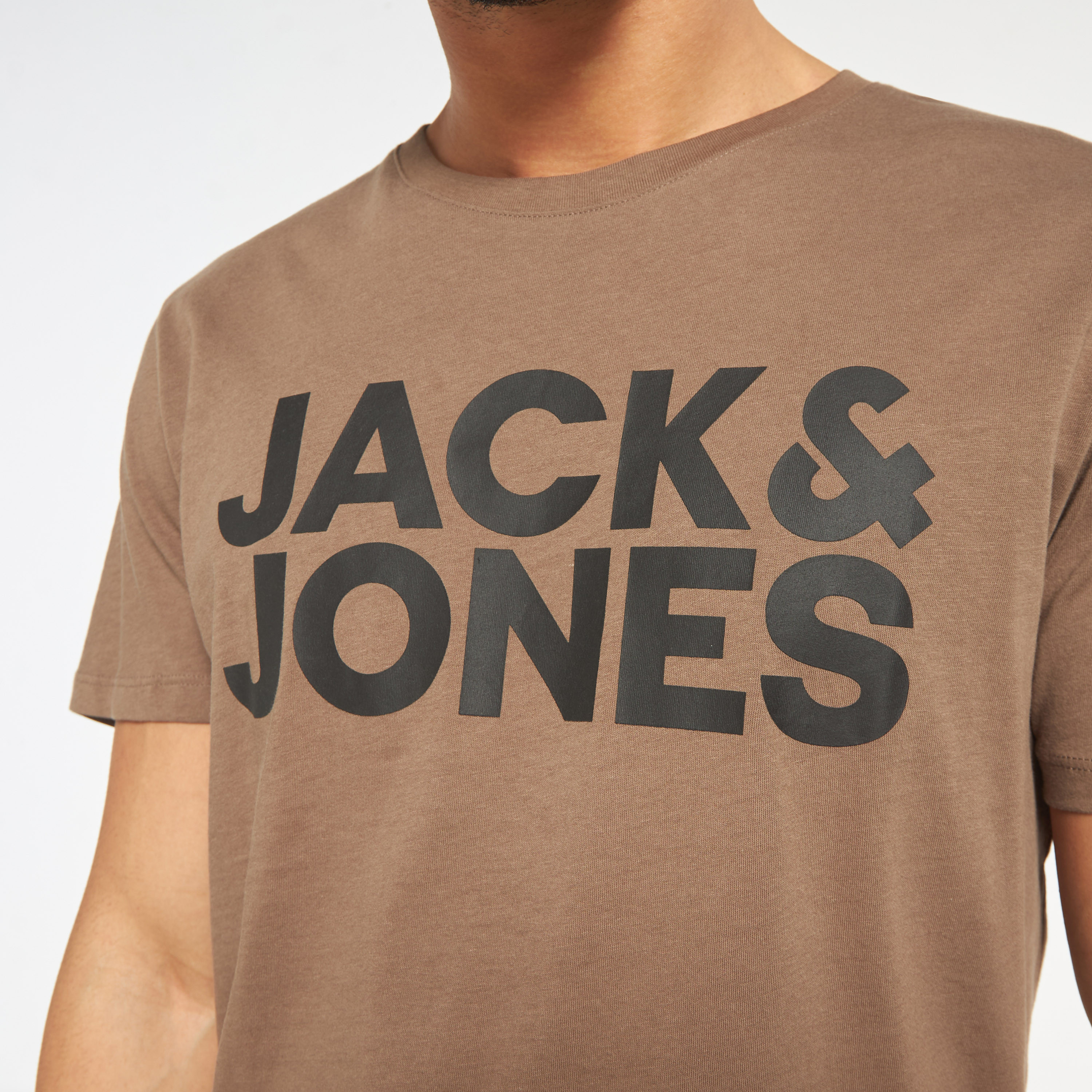 تي شيرت من جاك آند جونز مع شعار بأكمام قصيرة و ياقة مستديرة-men-clothing-tshirtsandpolos-tshirts-image-8