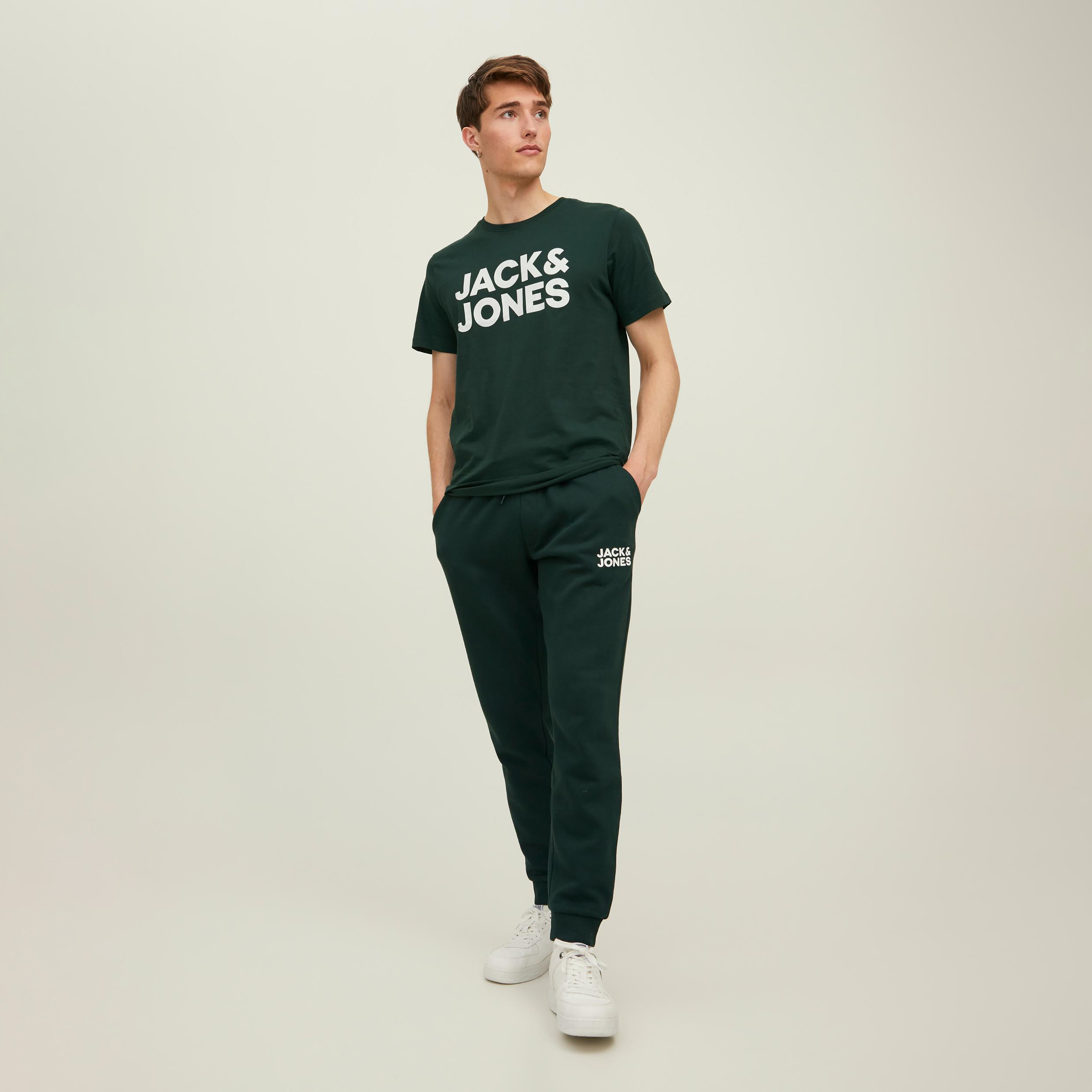 تي شيرت من جاك آند جونز مع شعار بأكمام قصيرة و ياقة مستديرة-men-clothing-tshirtsandpolos-tshirts-image-10