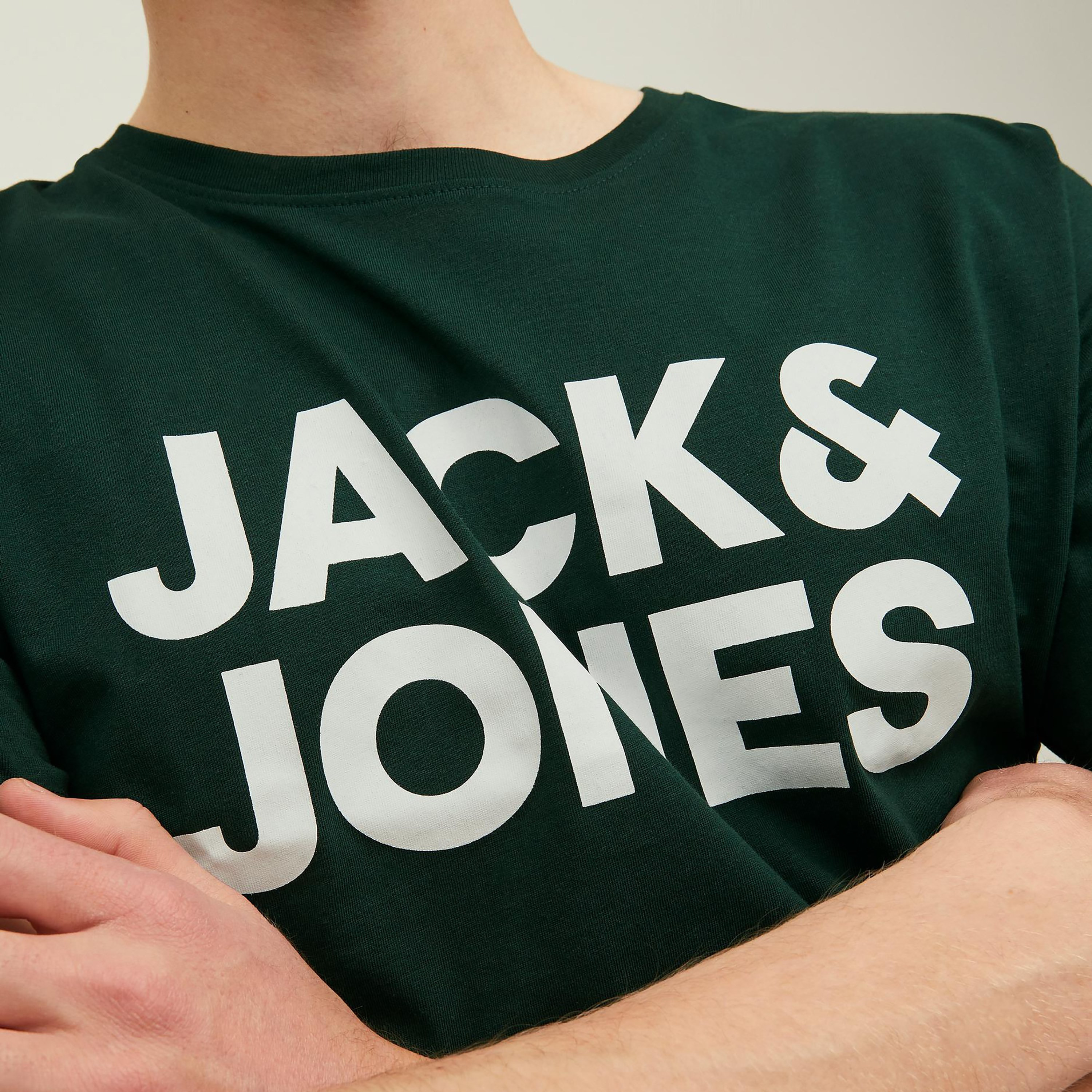 تي شيرت من جاك آند جونز مع شعار بأكمام قصيرة و ياقة مستديرة-men-clothing-tshirtsandpolos-tshirts-image-11