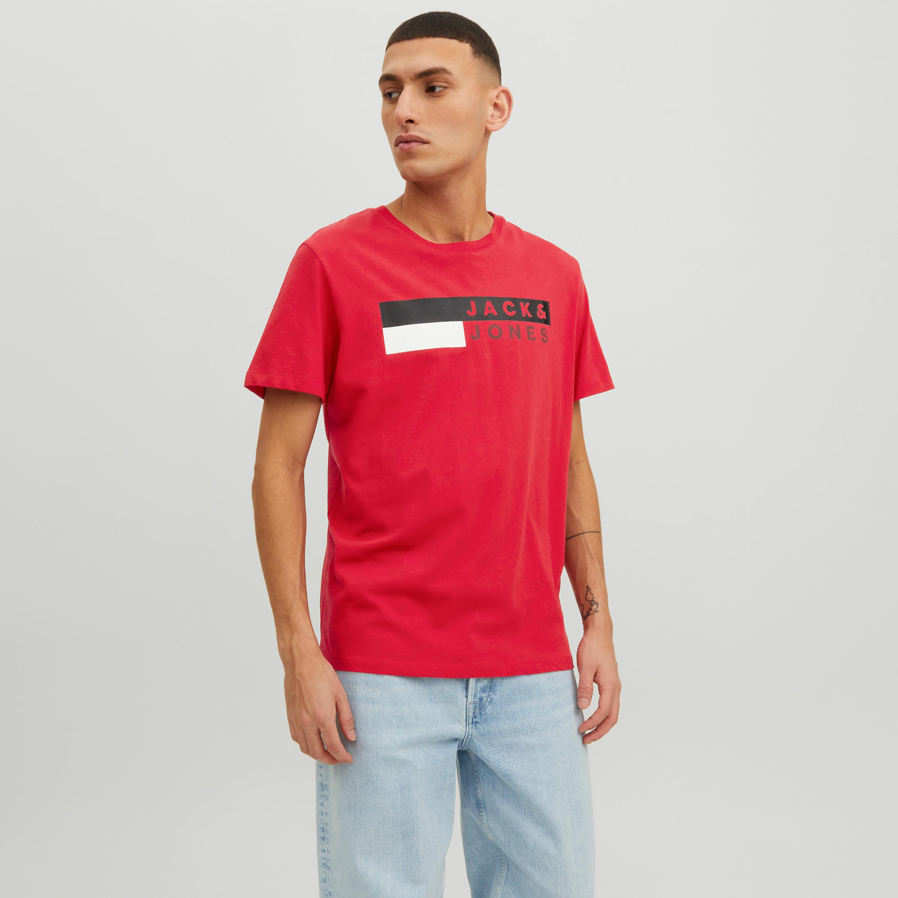 تي شيرت من جاك آند جونز مع شعار بأكمام قصيرة و ياقة مستديرة-men-clothing-tshirtsandpolos-tshirts-image-16