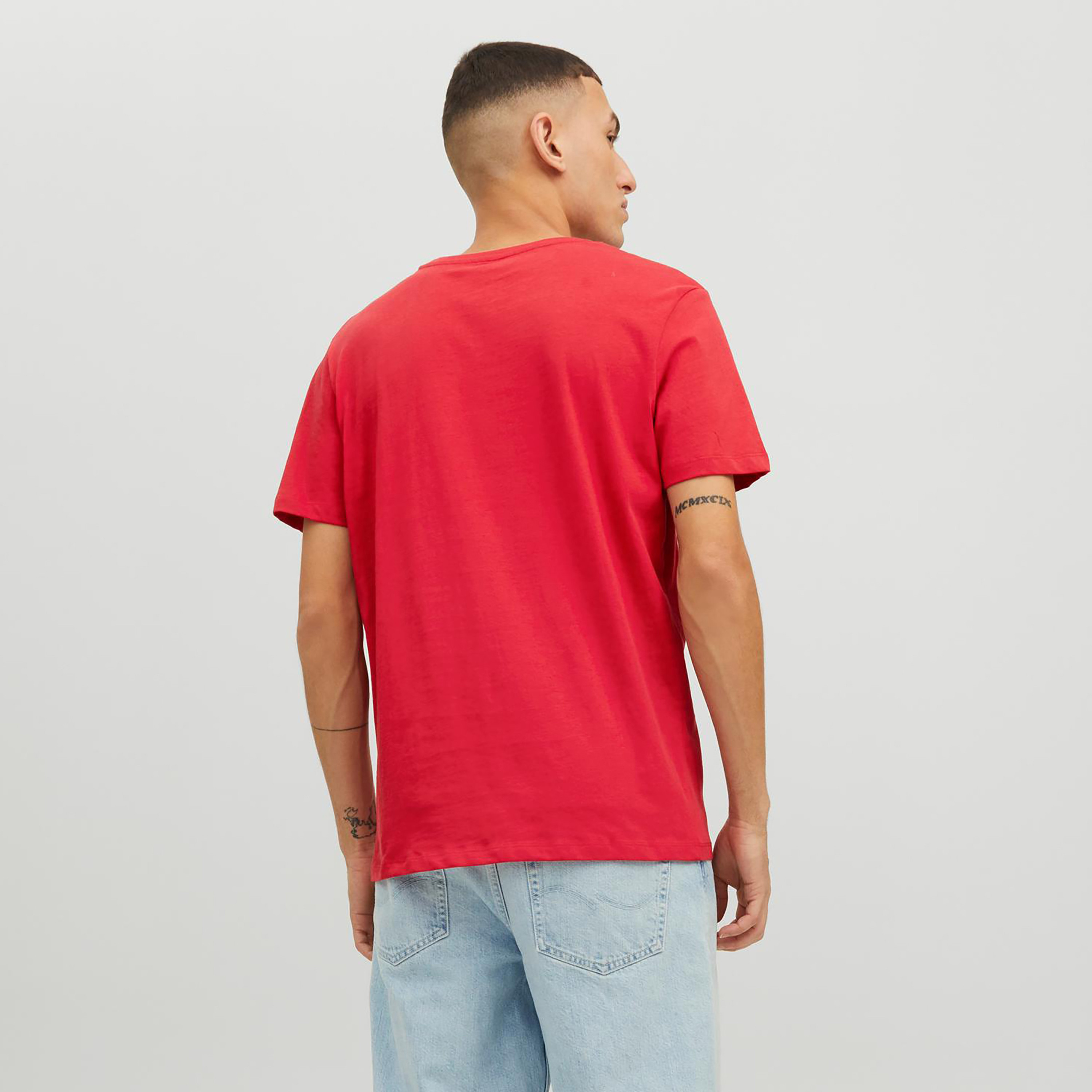 تي شيرت من جاك آند جونز مع شعار بأكمام قصيرة و ياقة مستديرة-men-clothing-tshirtsandpolos-tshirts-image-19