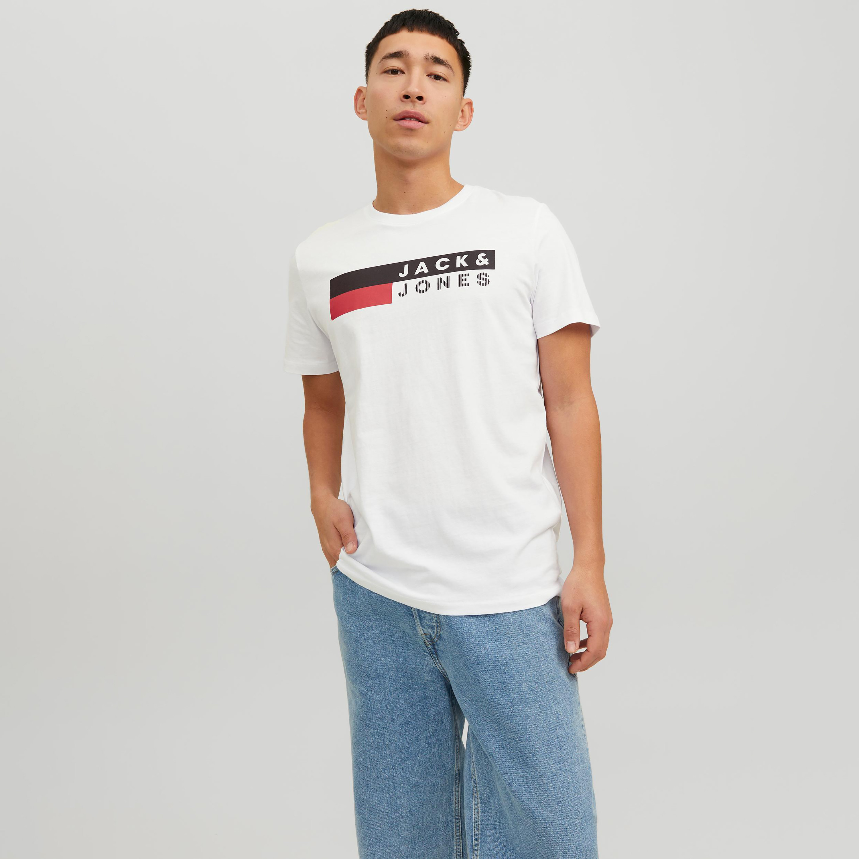 تي شيرت من جاك آند جونز مع شعار بأكمام قصيرة و ياقة مستديرة-men-clothing-tshirtsandpolos-tshirts-image-21