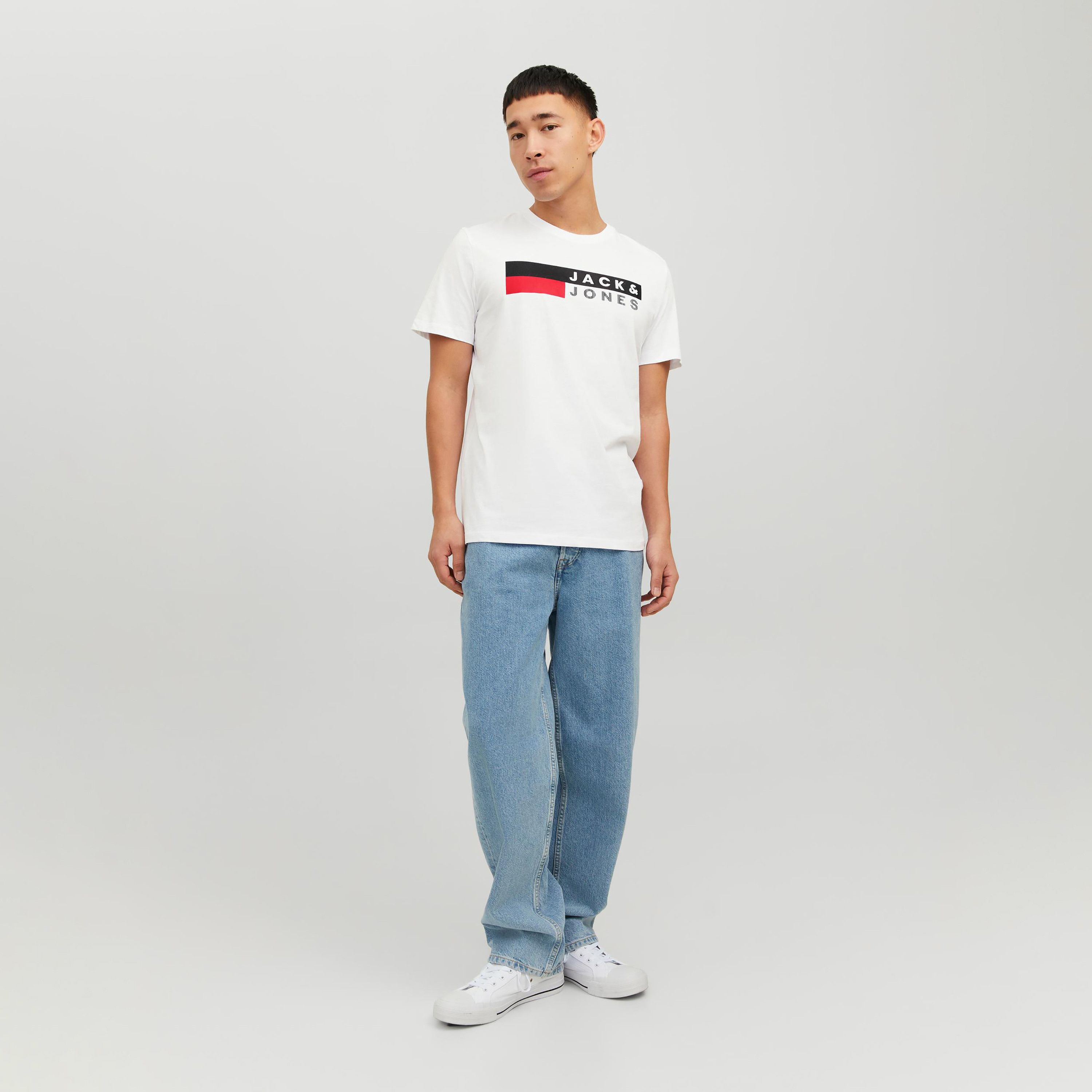 تي شيرت من جاك آند جونز مع شعار بأكمام قصيرة و ياقة مستديرة-men-clothing-tshirtsandpolos-tshirts-image-22