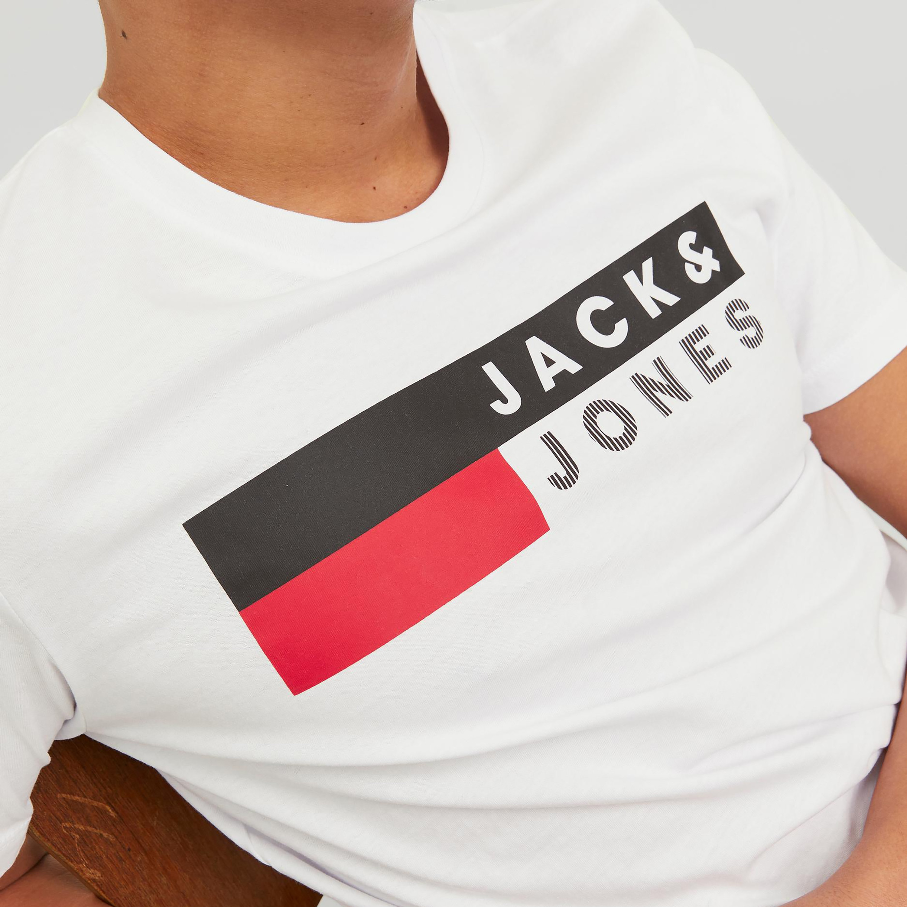 تي شيرت من جاك آند جونز مع شعار بأكمام قصيرة و ياقة مستديرة-men-clothing-tshirtsandpolos-tshirts-image-23
