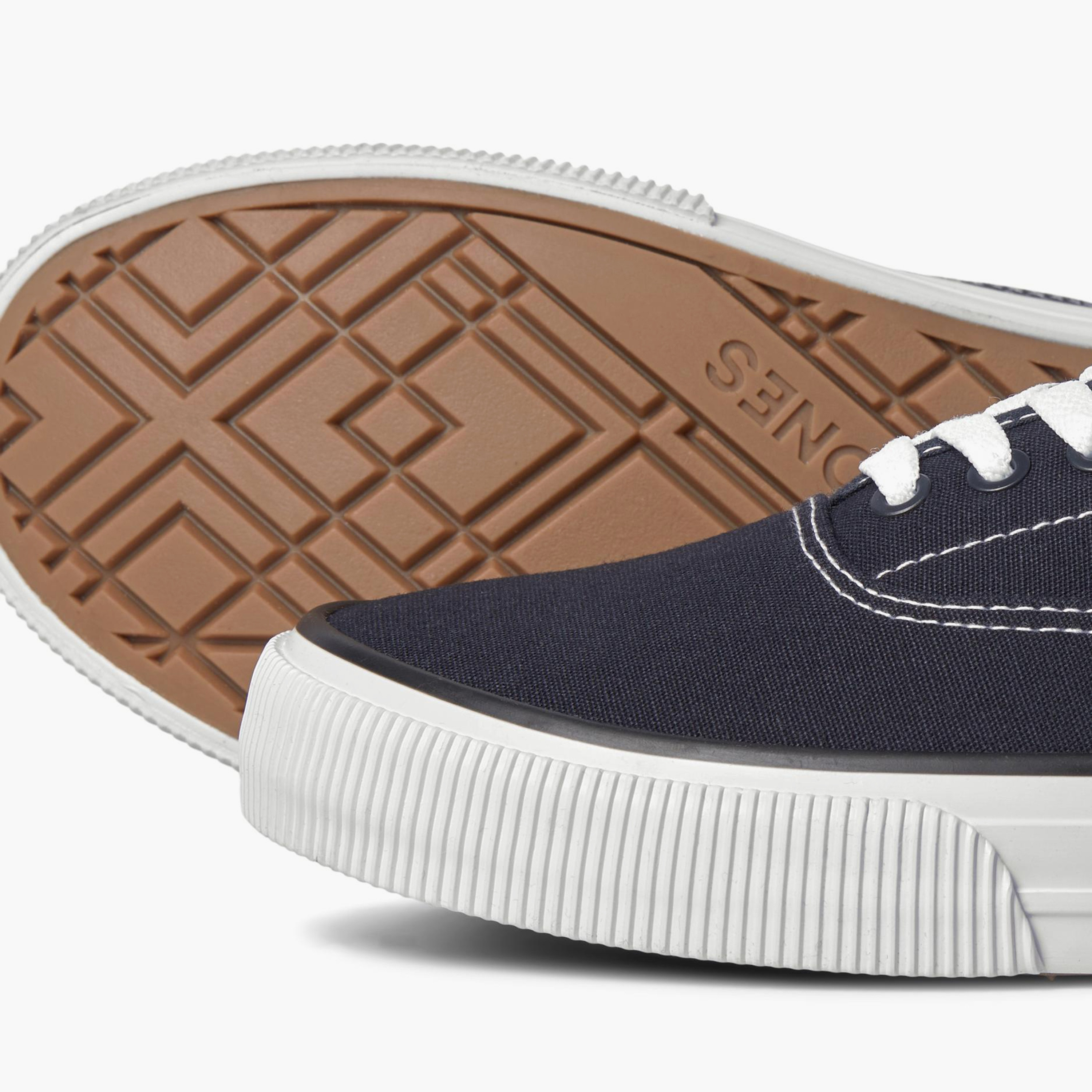 12201283 | سنيكرز ذو كانفاس من جاك آند جونز للرجال مع رباط برقبة منخفضة-men-shoes-sneakers-image-4