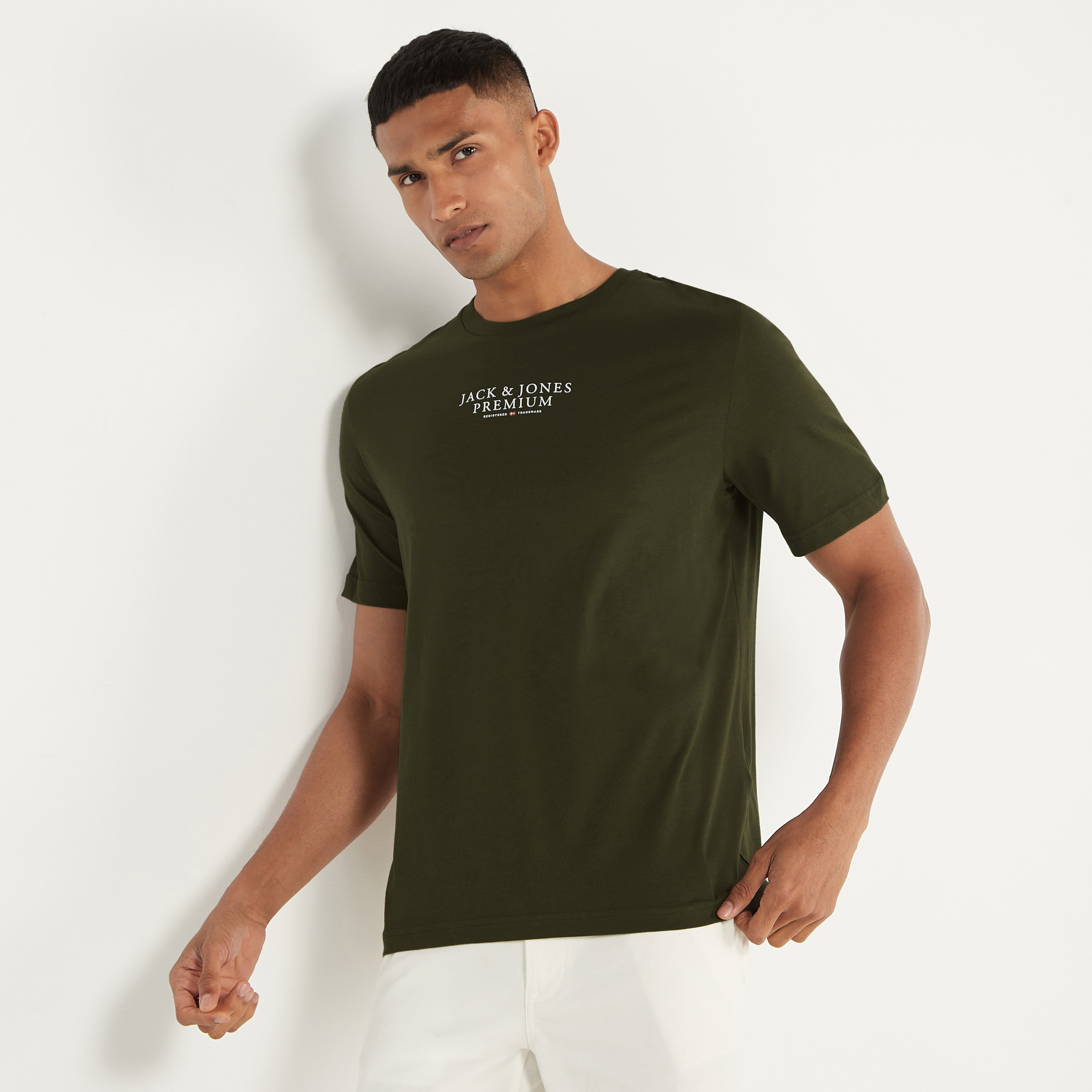 تي شيرت من جاك آند جونز مطبوع بأكمام قصيرة و ياقة مستديرة-men-clothing-tshirtsandpolos-tshirts-image-9
