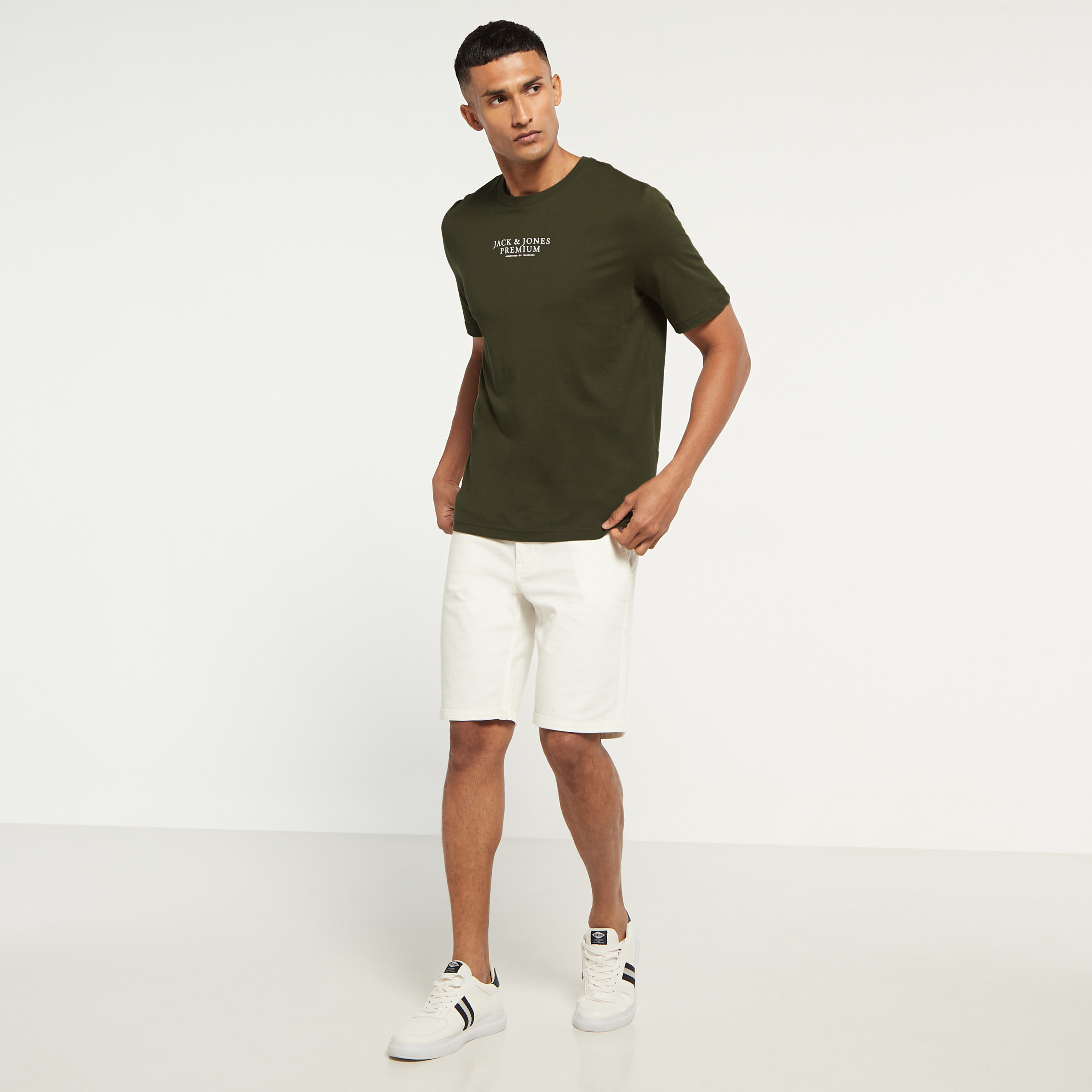 تي شيرت من جاك آند جونز مطبوع بأكمام قصيرة و ياقة مستديرة-men-clothing-tshirtsandpolos-tshirts-image-10