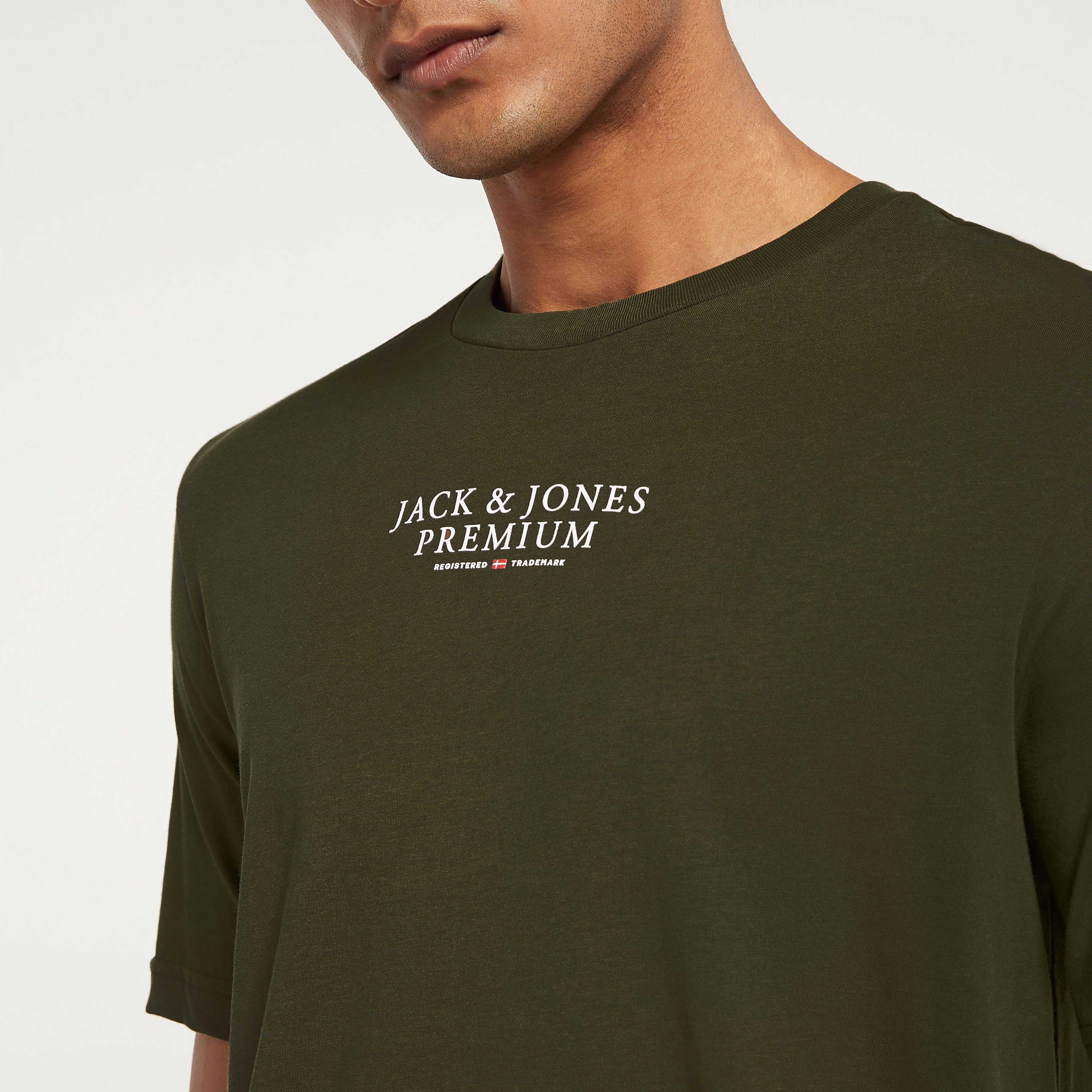 تي شيرت من جاك آند جونز مطبوع بأكمام قصيرة و ياقة مستديرة-men-clothing-tshirtsandpolos-tshirts-image-12