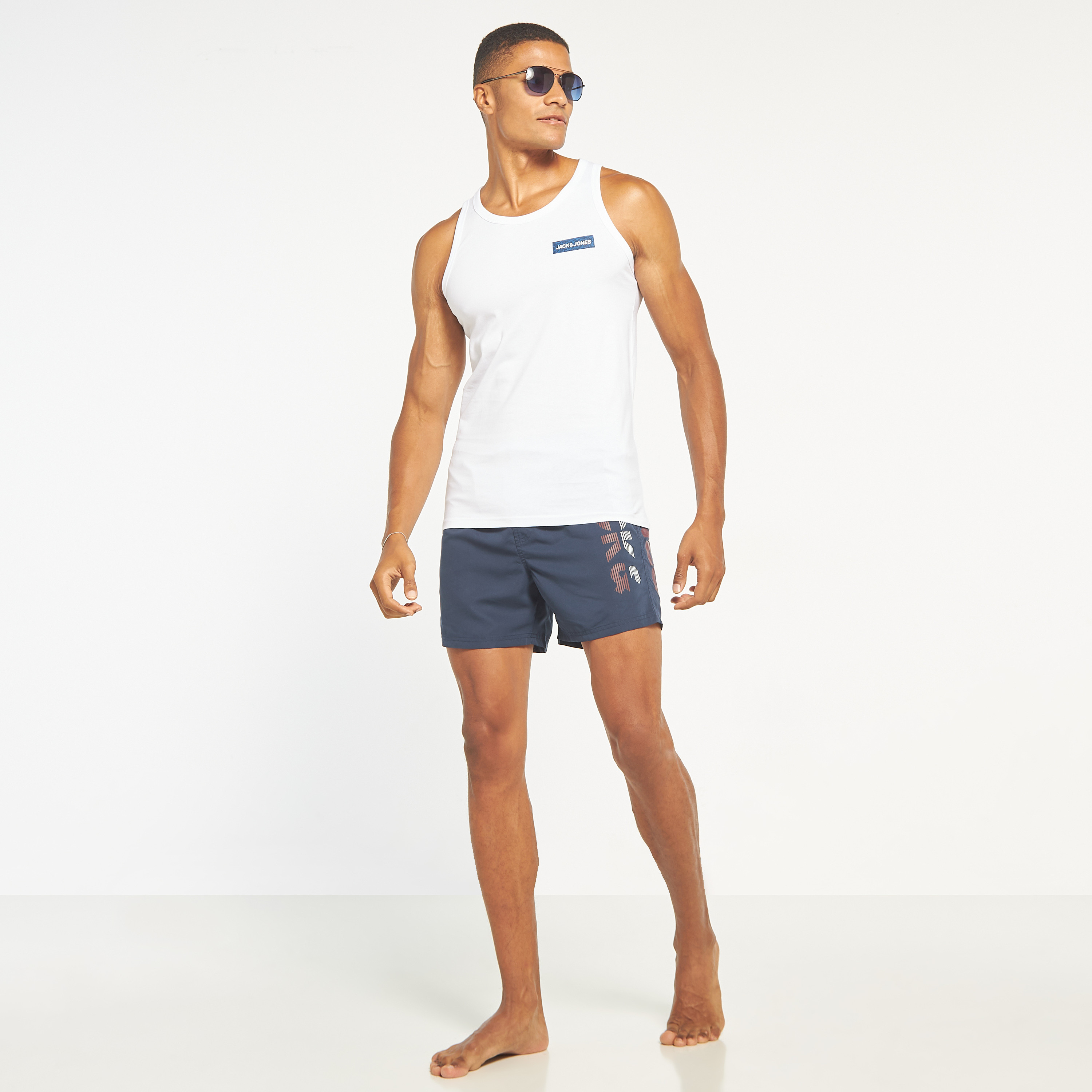 شورت سباحة برباط متوسط الطول يشعار الماركة من جاك آند جونز-men-clothing-swimandbeach-shorts-image-2