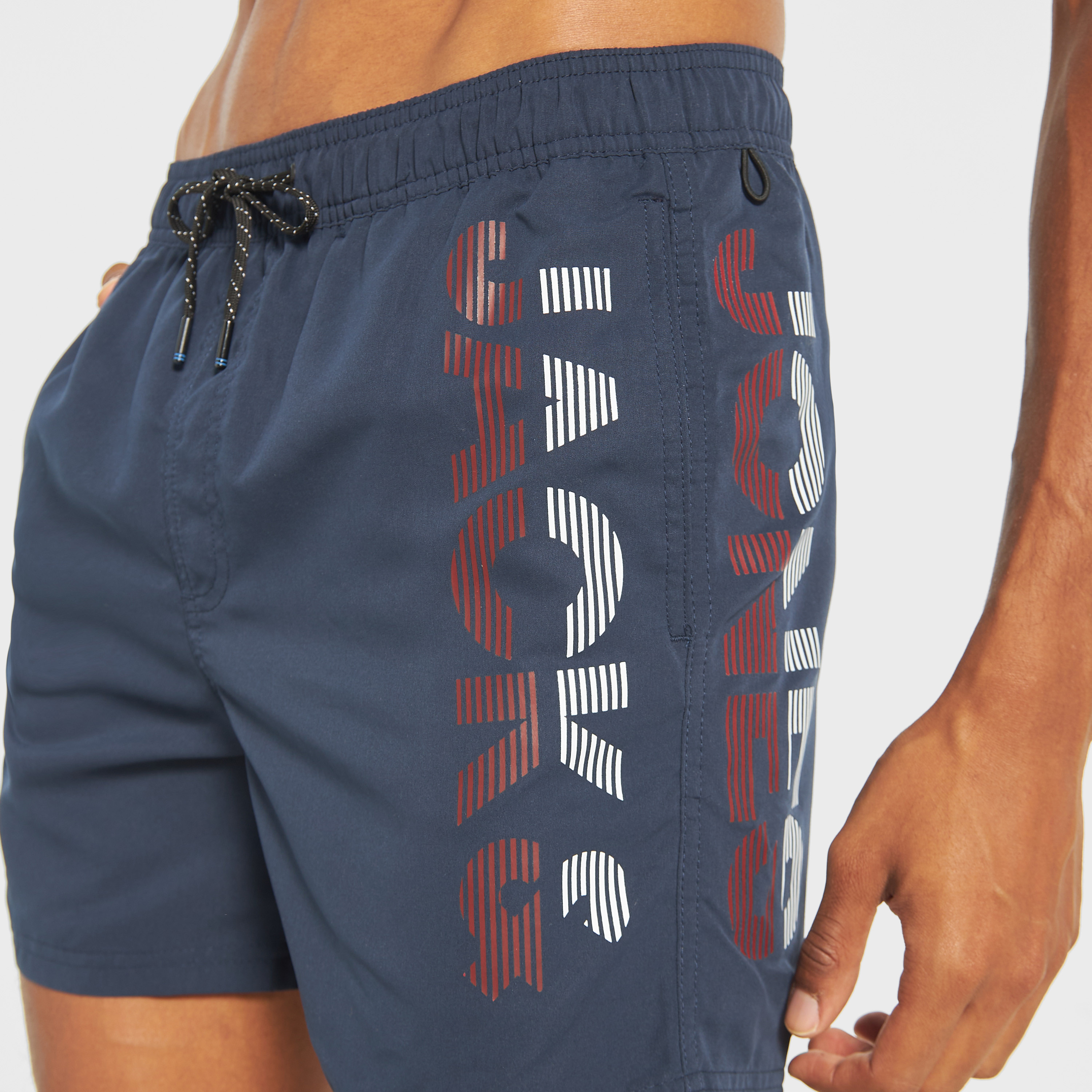 شورت سباحة برباط متوسط الطول يشعار الماركة من جاك آند جونز-men-clothing-swimandbeach-shorts-image-4