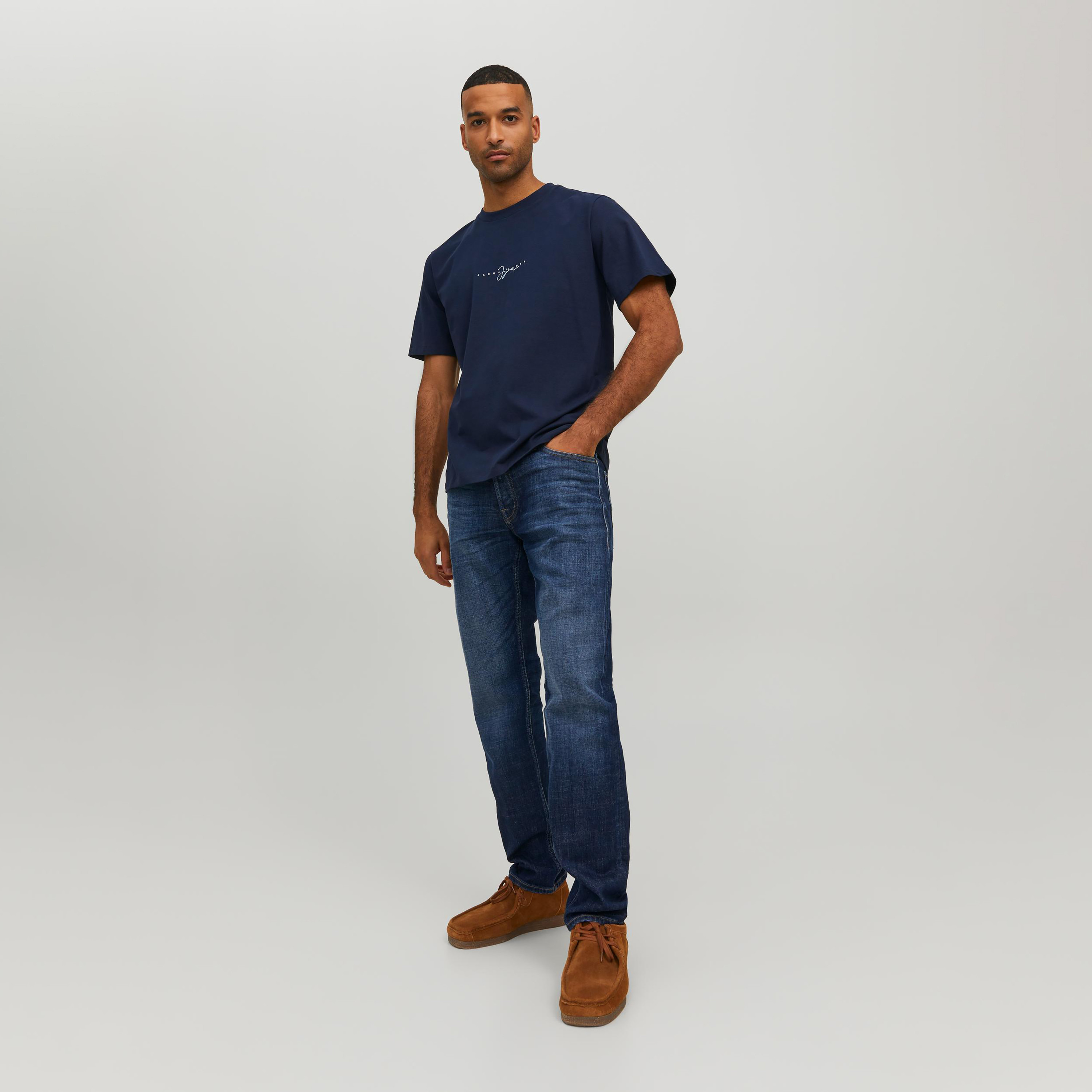 تي شيرت بأكمام قصيرة مطرز بياقة مستديرة من جاك اند جونز-men-clothing-tshirtsandpolos-tshirts-image-2