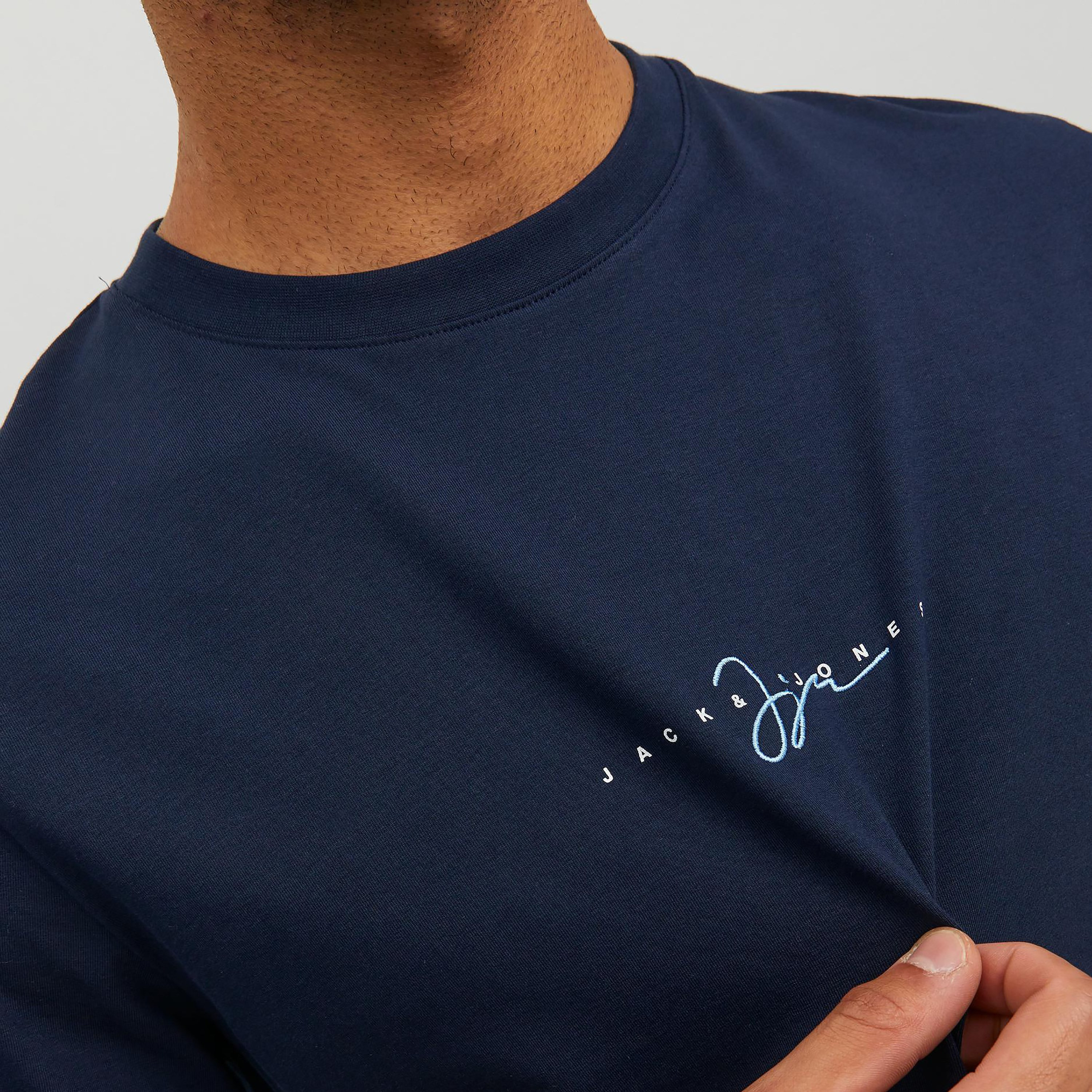 تي شيرت بأكمام قصيرة مطرز بياقة مستديرة من جاك اند جونز-men-clothing-tshirtsandpolos-tshirts-image-3