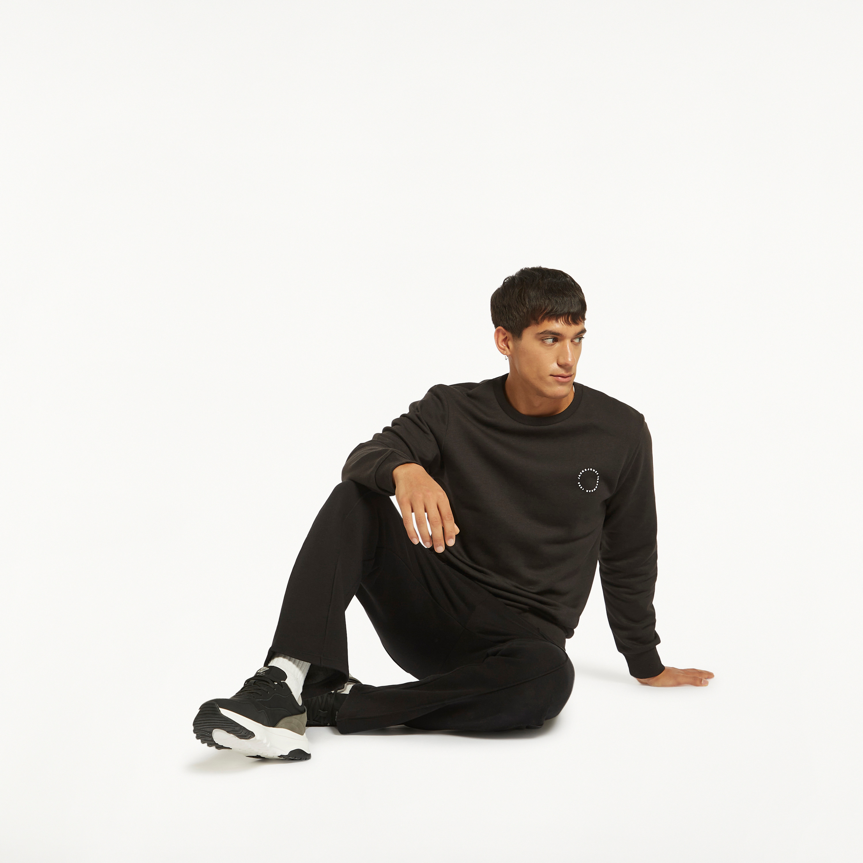  سويت شيرت من جاك آند جونز بأكمام طويلة وياقة مستديرة لوجو-men-winterwear-hoodiesandsweatshirts-image-1