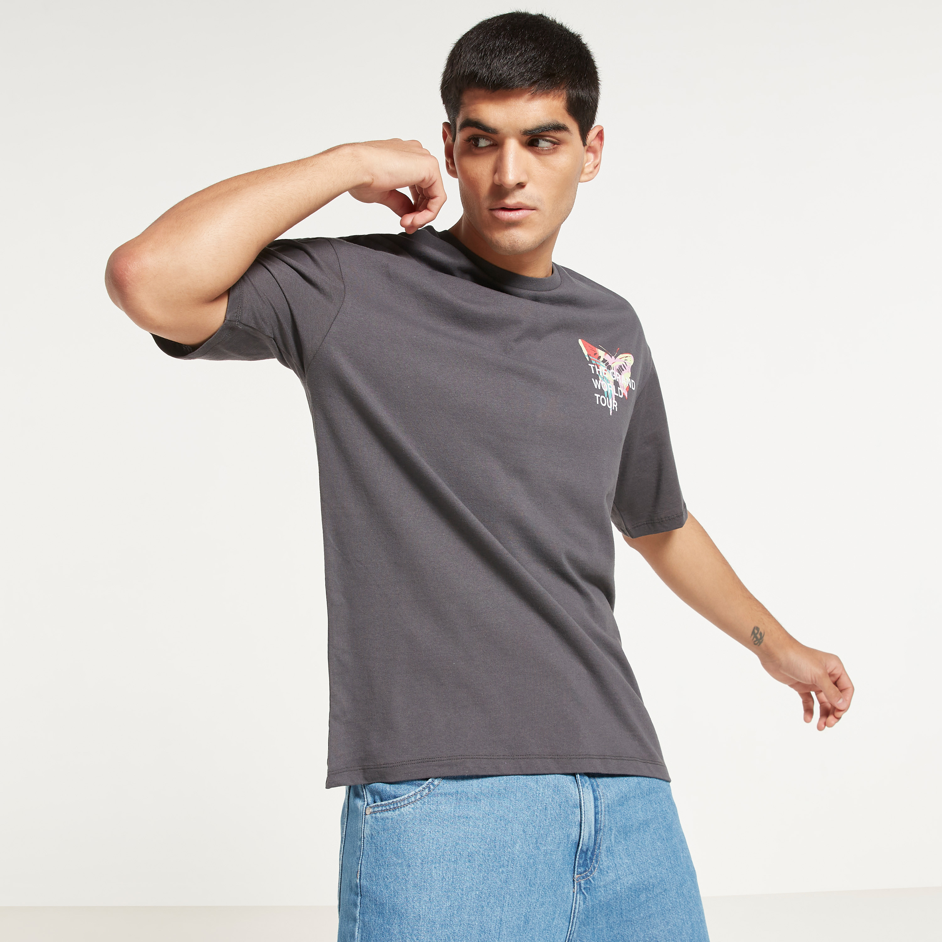 تي شيرت جاك آند جونز رجالي أبيض مطبوع برقبة دائرية وفضفاضة-men-clothing-tshirtsandpolos-tshirts-image-1
