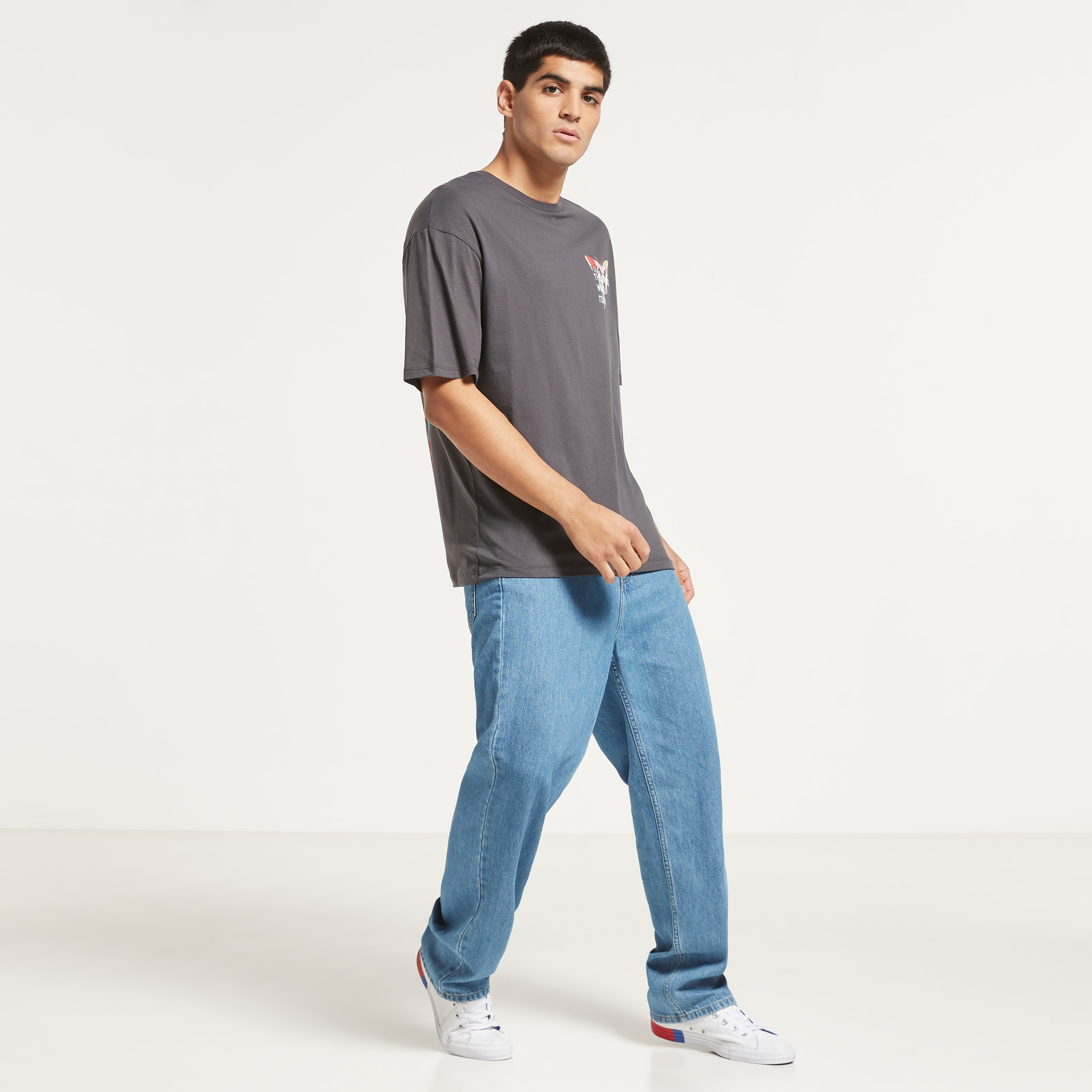 تي شيرت جاك آند جونز رجالي أبيض مطبوع برقبة دائرية وفضفاضة-men-clothing-tshirtsandpolos-tshirts-image-2