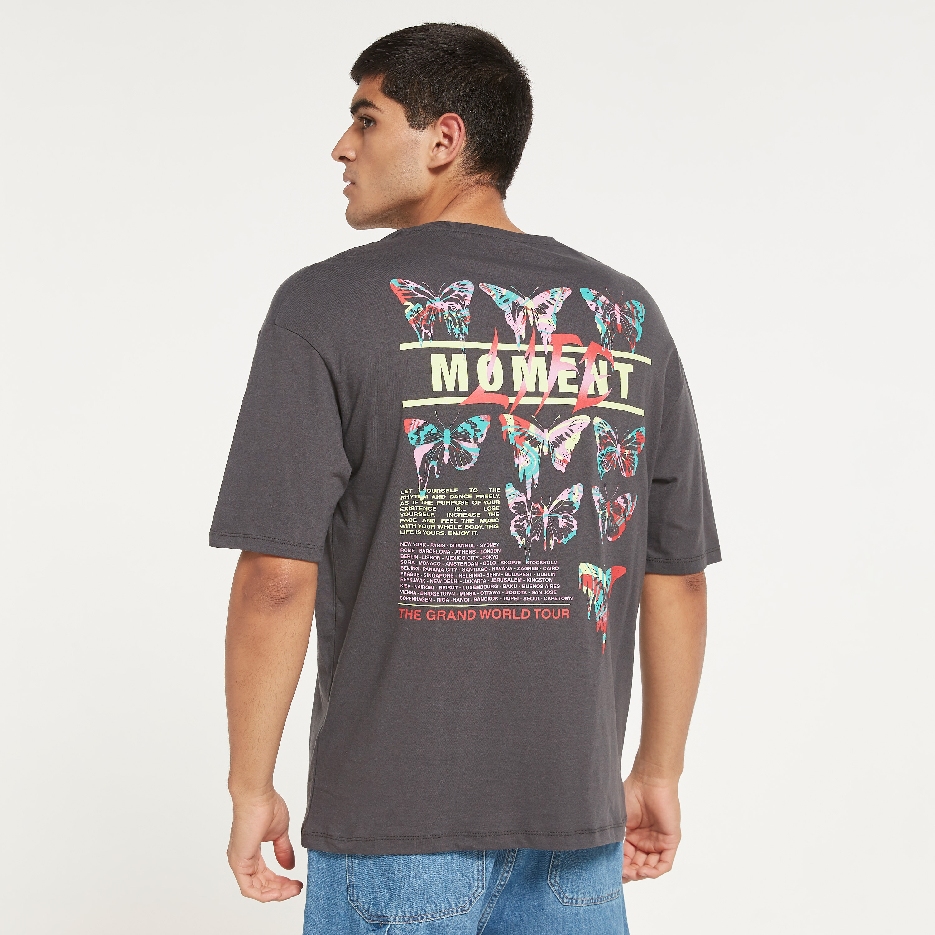 تي شيرت جاك آند جونز رجالي أبيض مطبوع برقبة دائرية وفضفاضة-men-clothing-tshirtsandpolos-tshirts-image-3