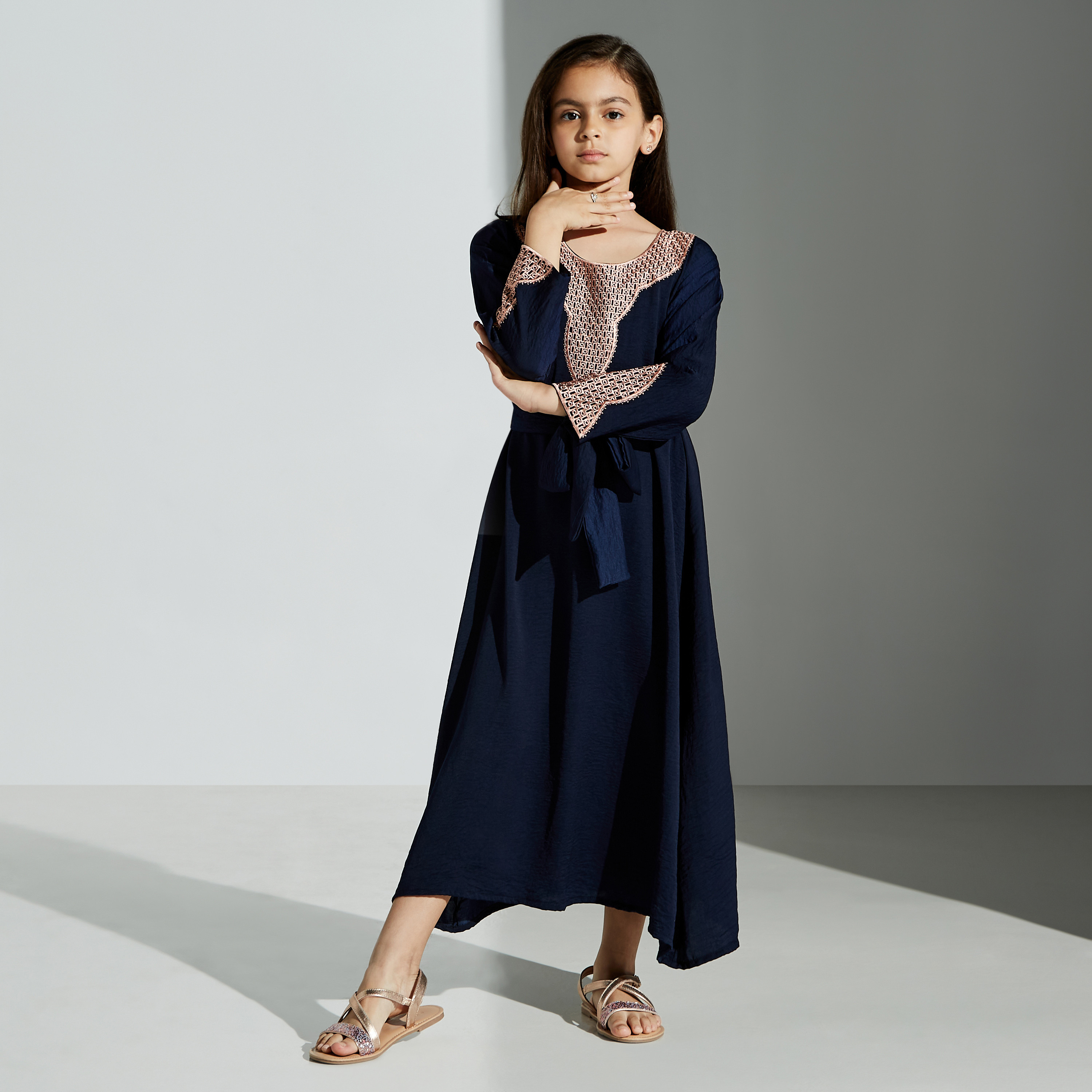 جلابية مطرزة بحزام ربط وأكمام طويلة من مليكة -للبنت-girls-clothing-dressesandjumpsuits-image-1