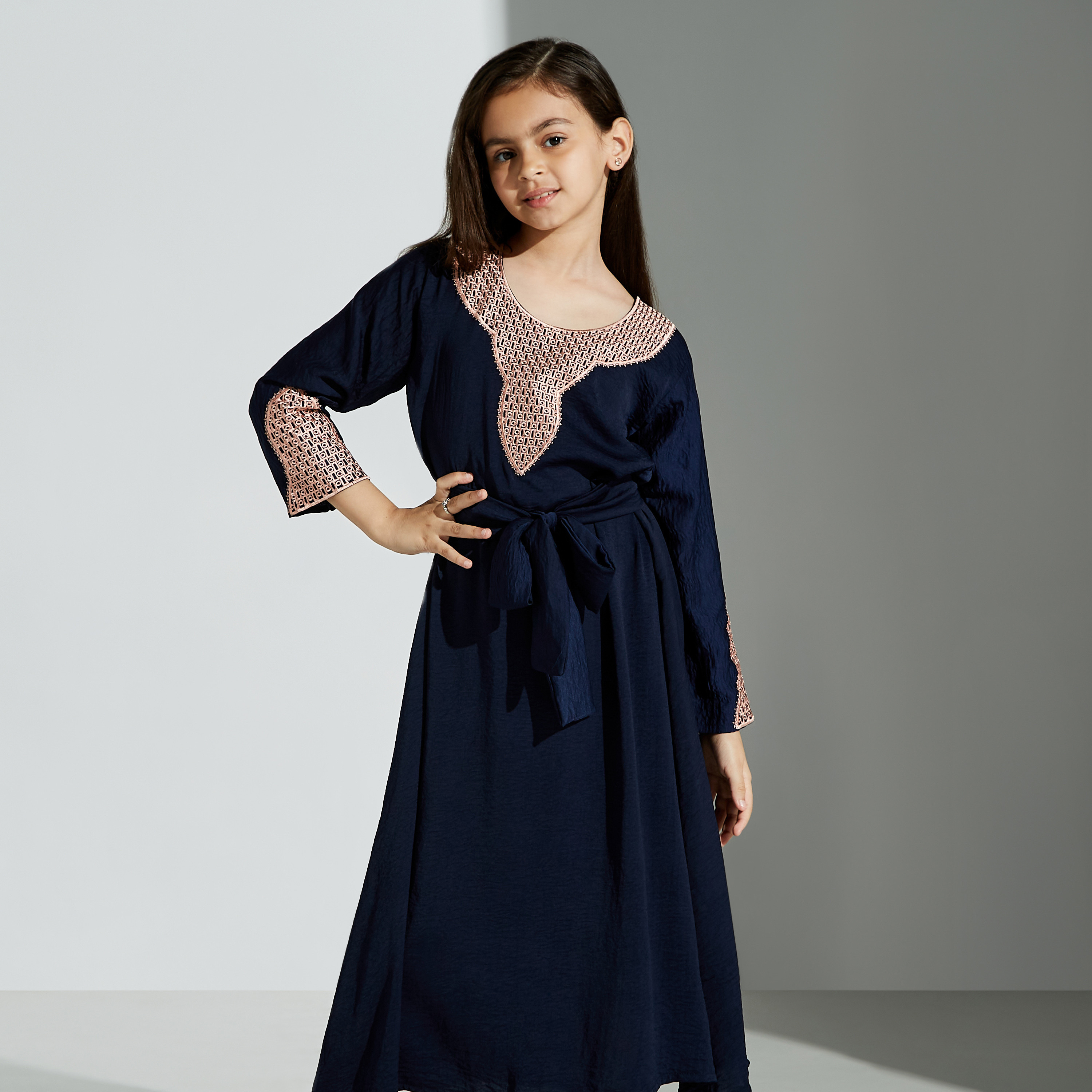 جلابية مطرزة بحزام ربط وأكمام طويلة من مليكة -للبنت-girls-clothing-dressesandjumpsuits-image-2