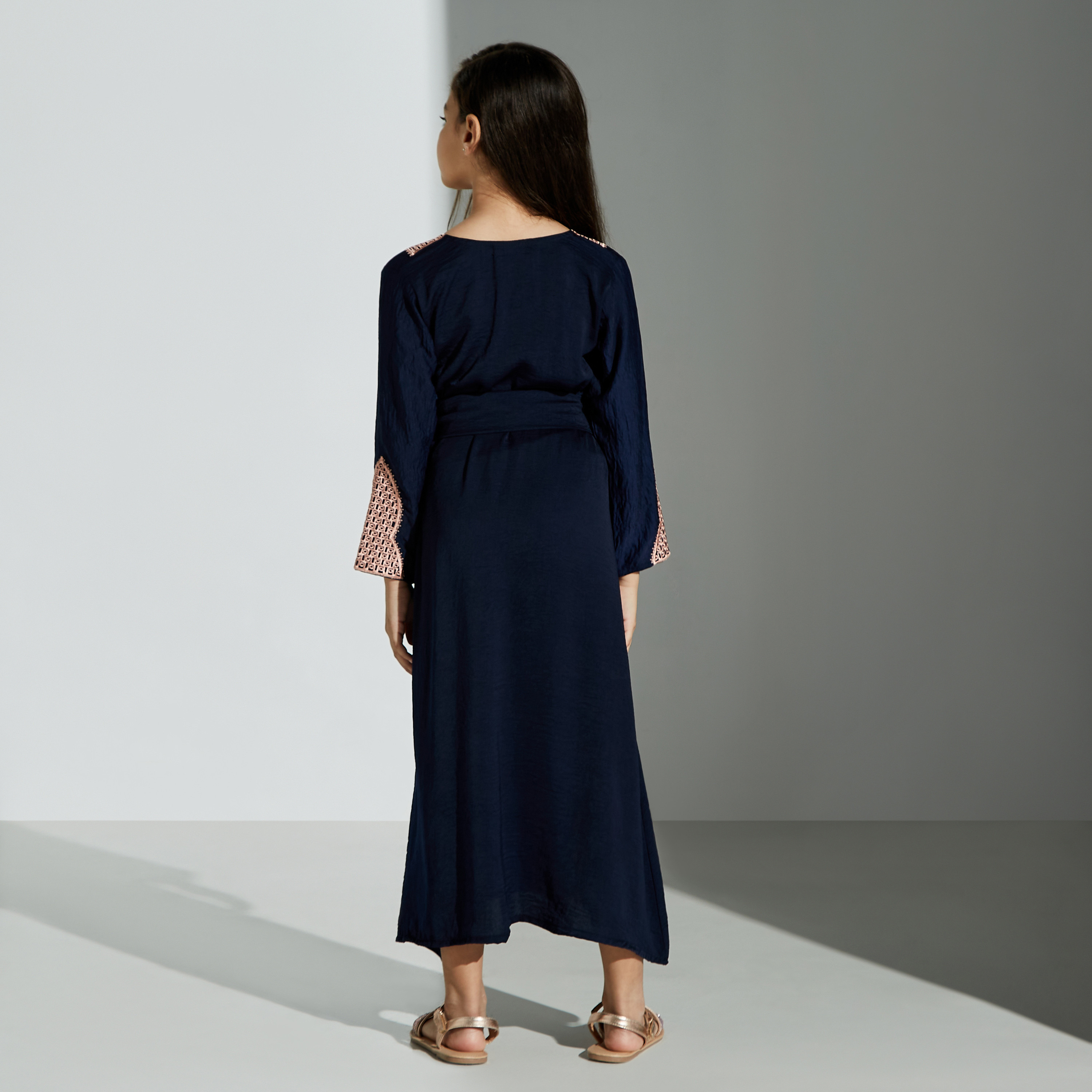 جلابية مطرزة بحزام ربط وأكمام طويلة من مليكة -للبنت-girls-clothing-dressesandjumpsuits-image-4