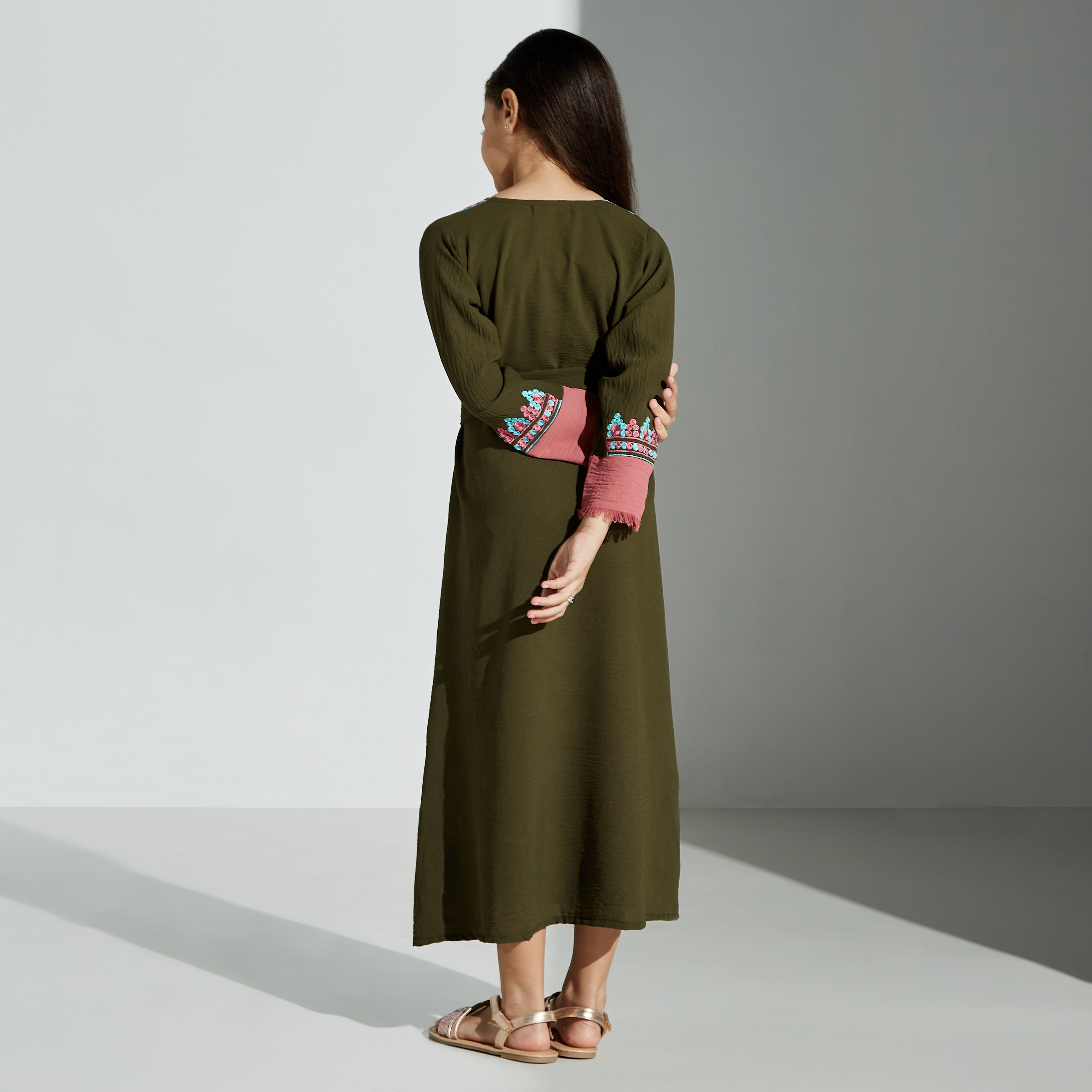 Malikah Embroidered Jalabiya with Tie-Up Belt and Panelled Sleeves -for Girl-girls-clothing-dressesandjumpsuits-image-4