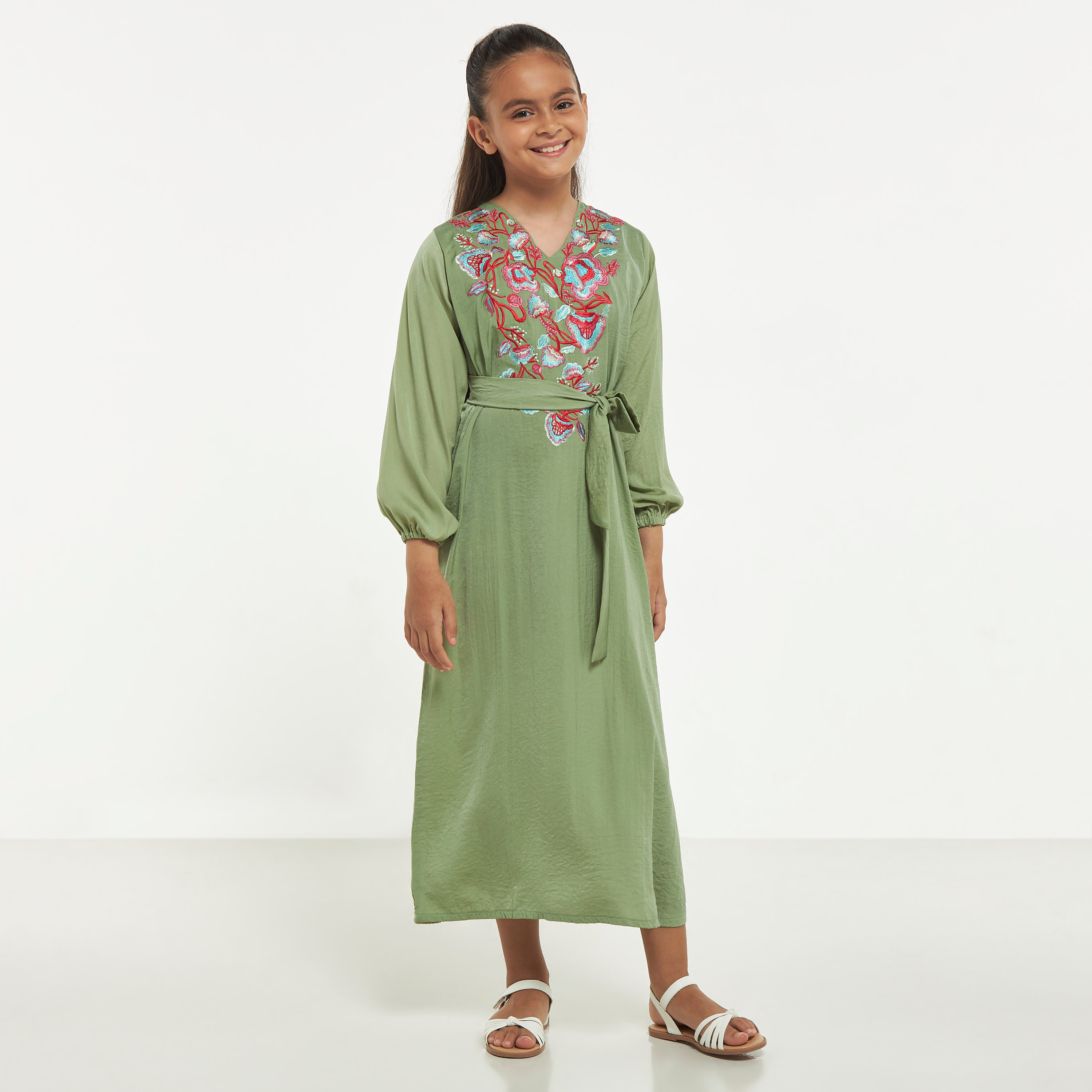 جلابية مطرّزة بحزام رباط وياقة V من مليكة-girls-clothing-arabicclothing-jalabiyas-image-1