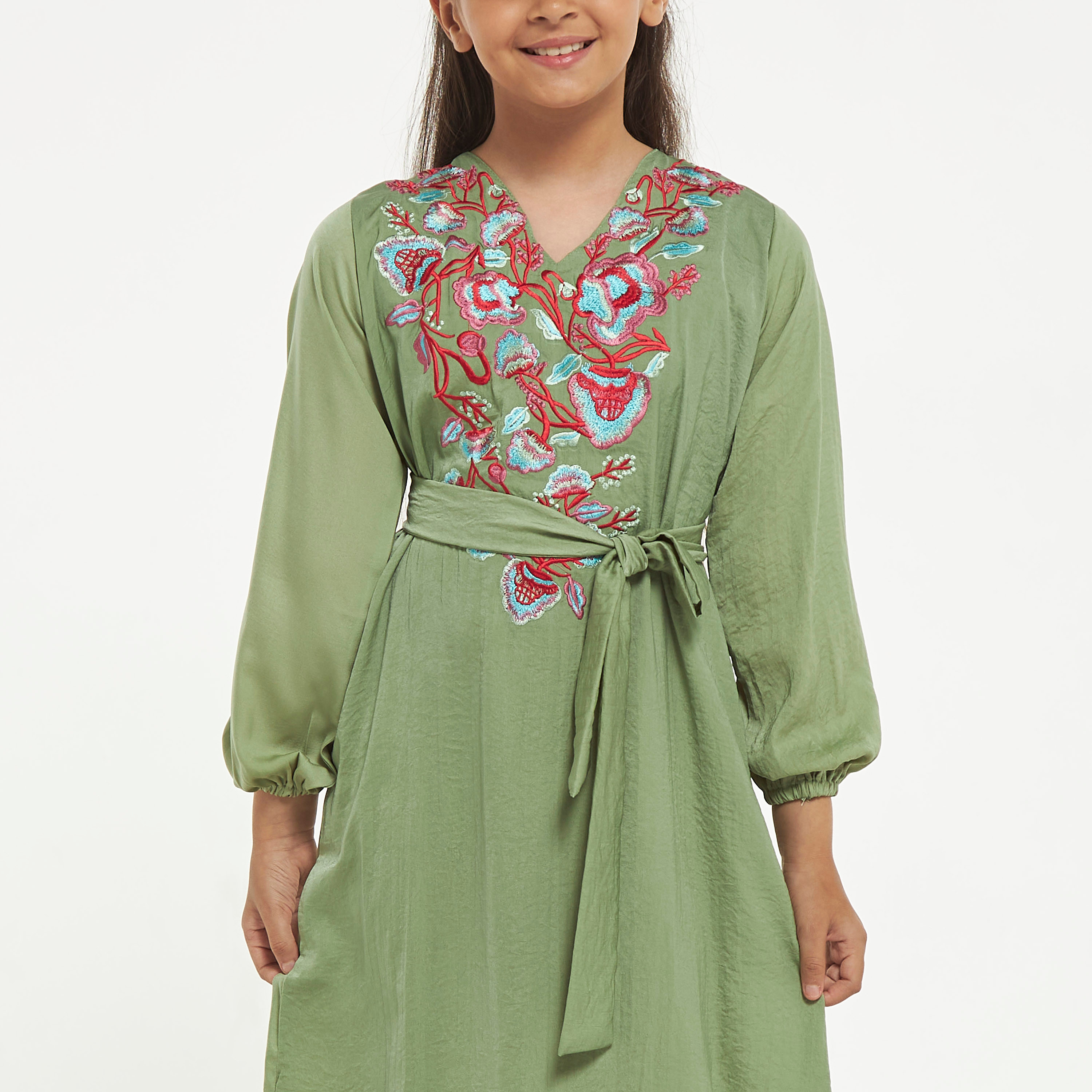 جلابية مطرّزة بحزام رباط وياقة V من مليكة-girls-clothing-arabicclothing-jalabiyas-image-2