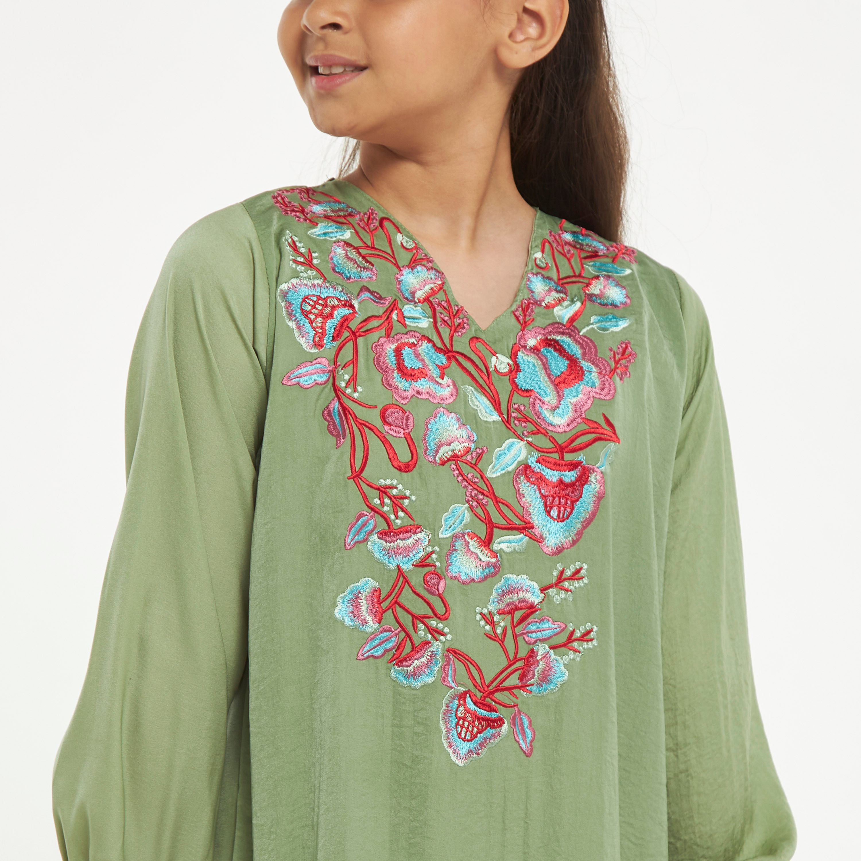 جلابية مطرّزة بحزام رباط وياقة V من مليكة-girls-clothing-arabicclothing-jalabiyas-image-3