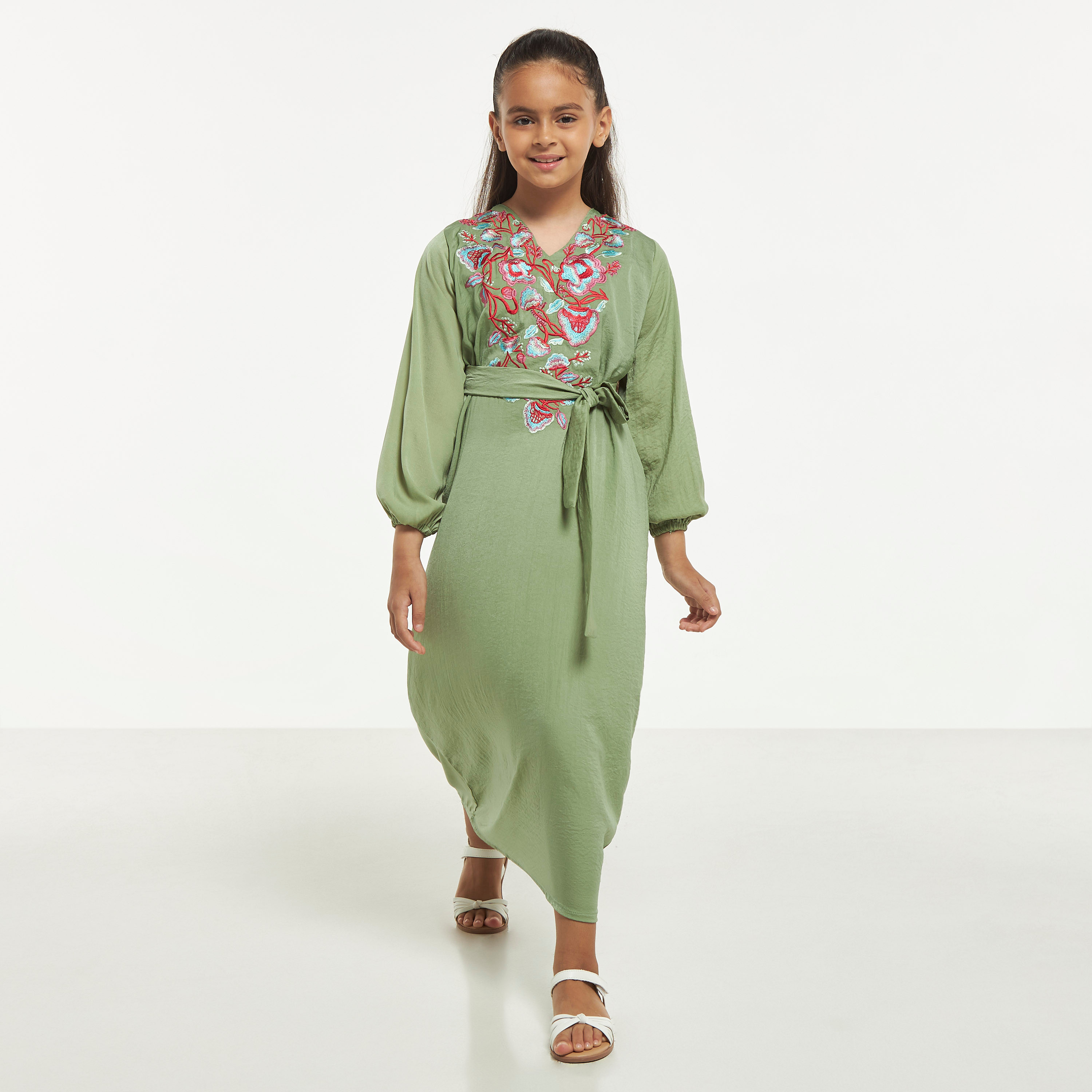 جلابية مطرّزة بحزام رباط وياقة V من مليكة-girls-clothing-arabicclothing-jalabiyas-image-4