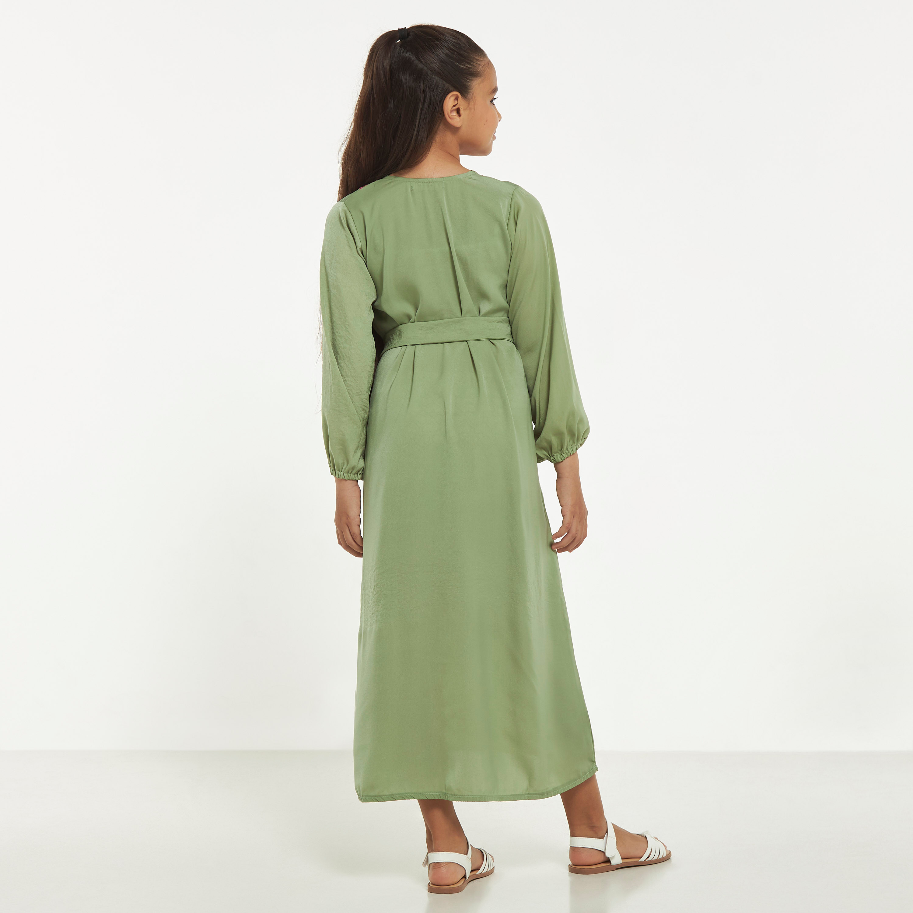جلابية مطرّزة بحزام رباط وياقة V من مليكة-girls-clothing-arabicclothing-jalabiyas-image-5