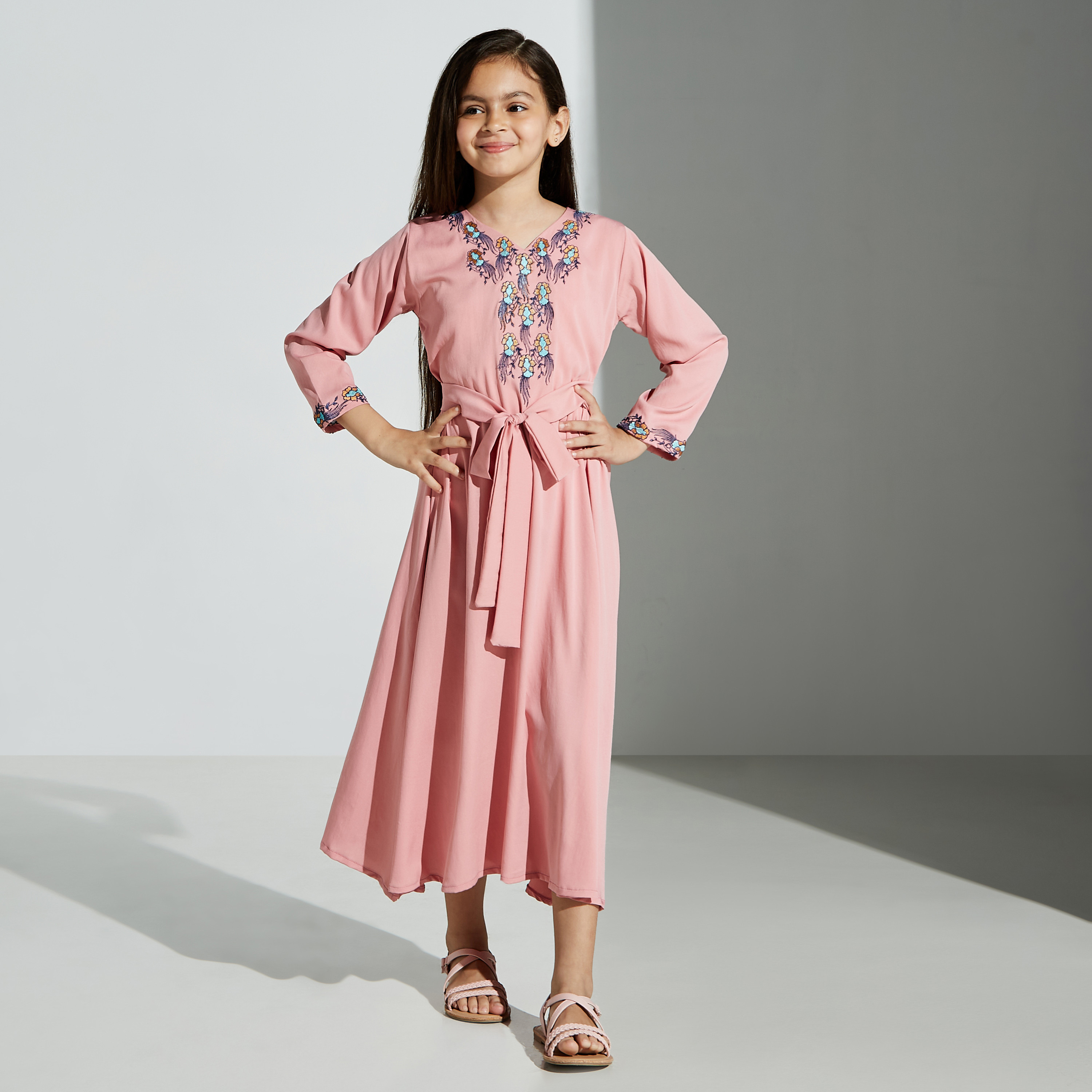 جلابية مطرزة بحزام ربط من مليكة - للبنت-girls-clothing-dressesandjumpsuits-image-1