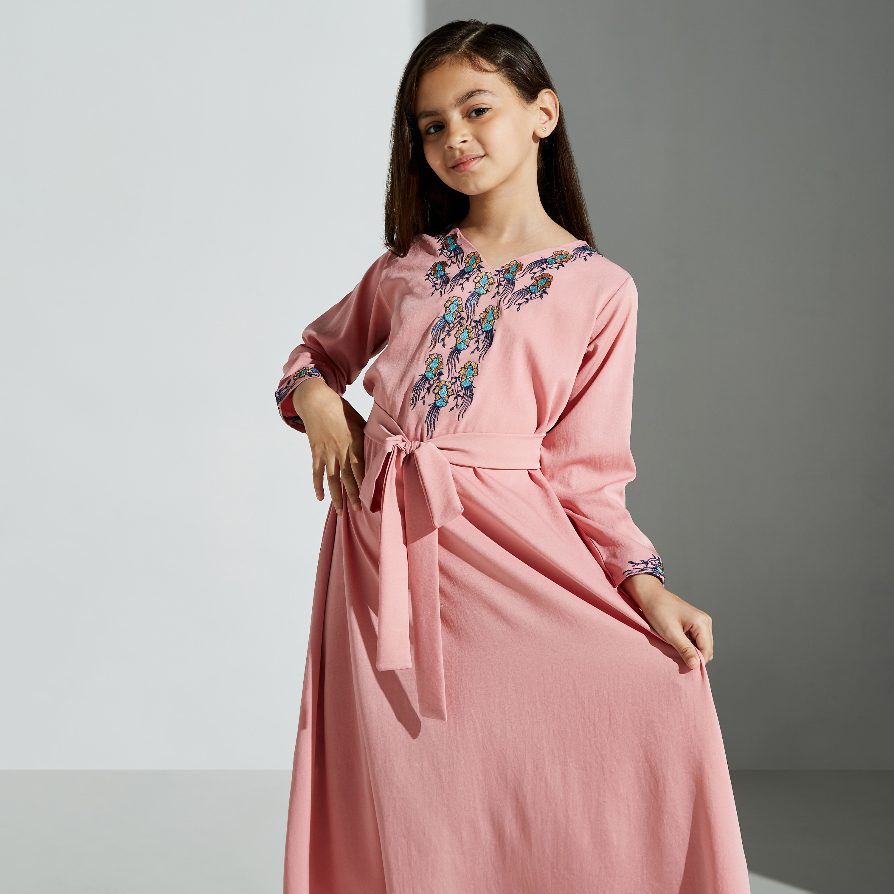جلابية مطرزة بحزام ربط من مليكة - للبنت-girls-clothing-dressesandjumpsuits-image-2