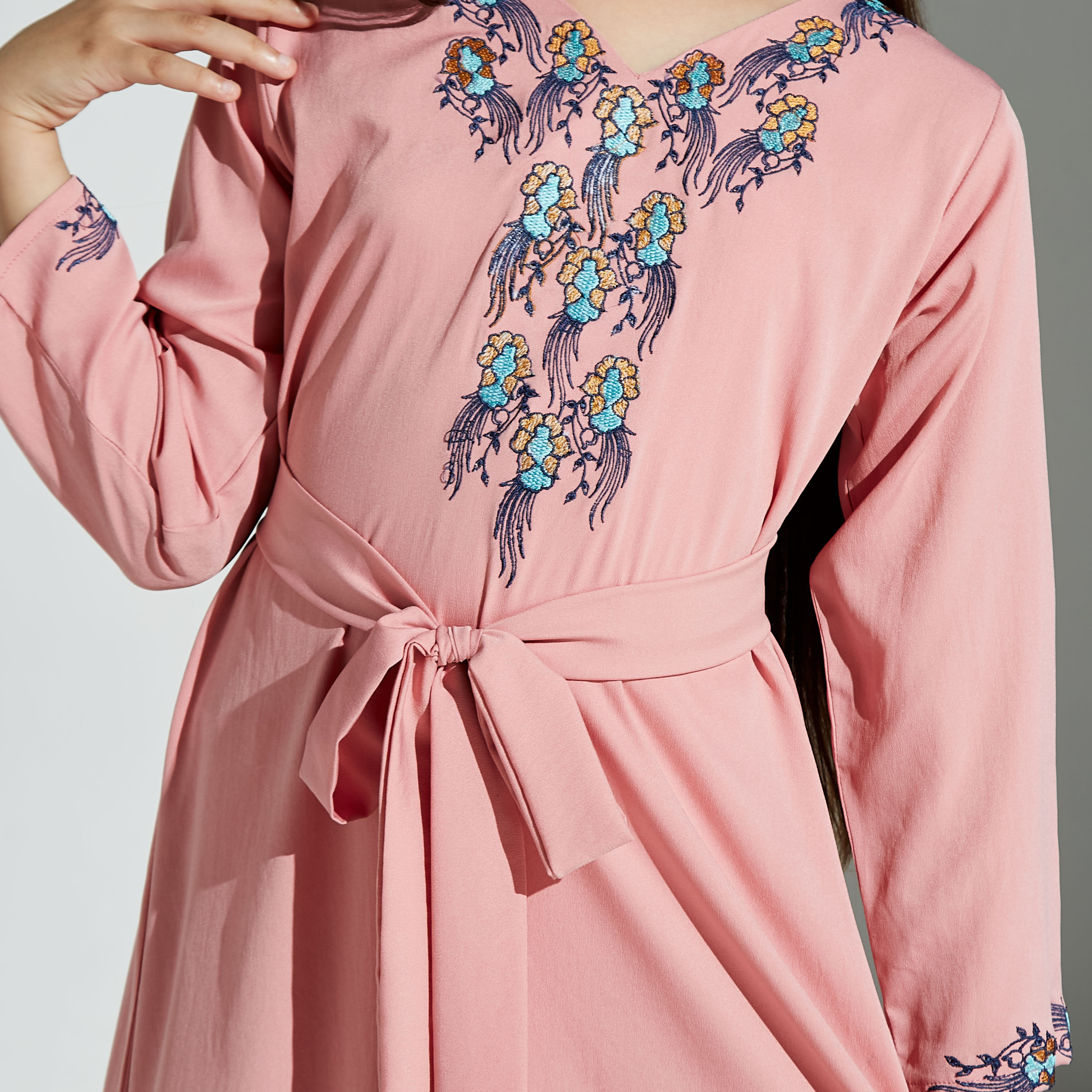 جلابية مطرزة بحزام ربط من مليكة - للبنت-girls-clothing-dressesandjumpsuits-image-3