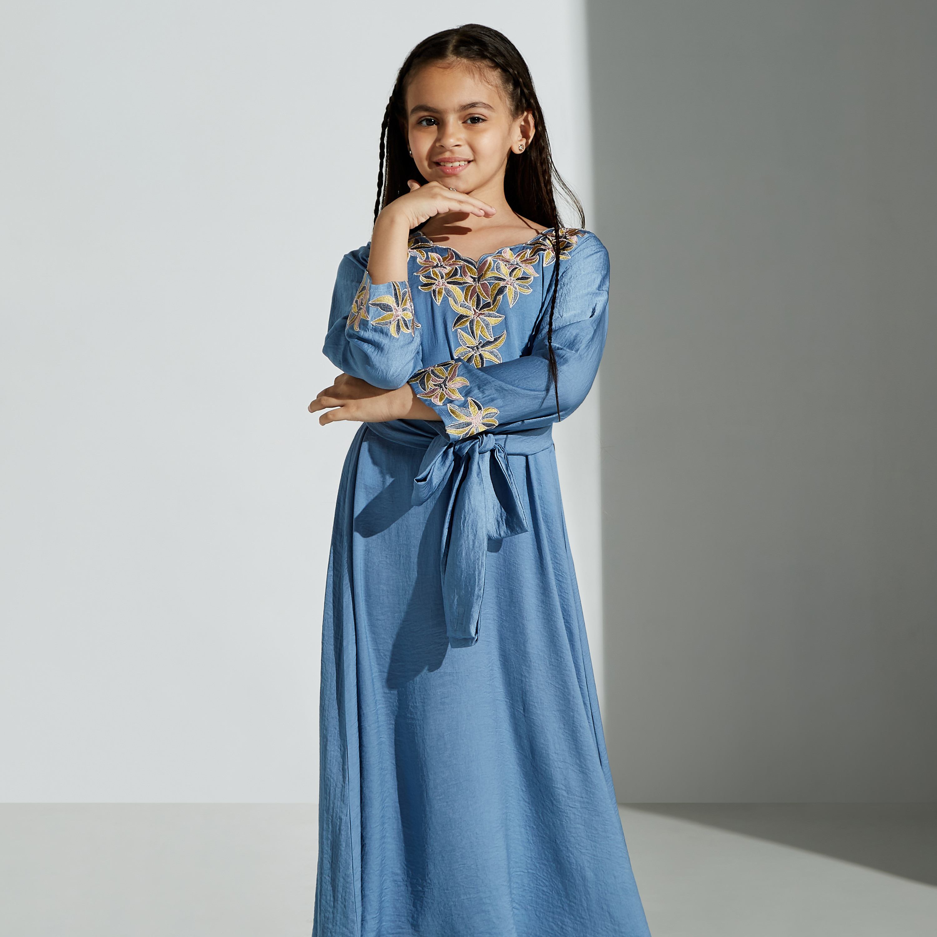 جلابية مطرزة بحزام ربط وأكمام طويلة من مليكة-girls-clothing-dressesandjumpsuits-image-2